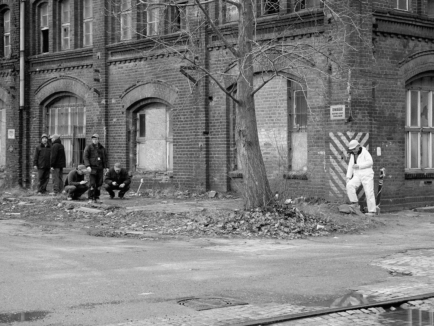 Robotníci čakajúci na odvoz po ukončení rannej zmeny. Vo svojich začiatkoch mala Solidarita až desať miliónov členov. Gdansk 2018.