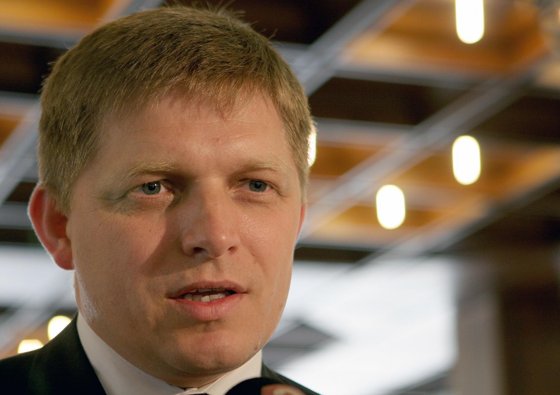 22.september 2004 Bratislava: Predseda Smeru Robert Fico po tlačovej besede v Národnej rade Slovenskej republiky.