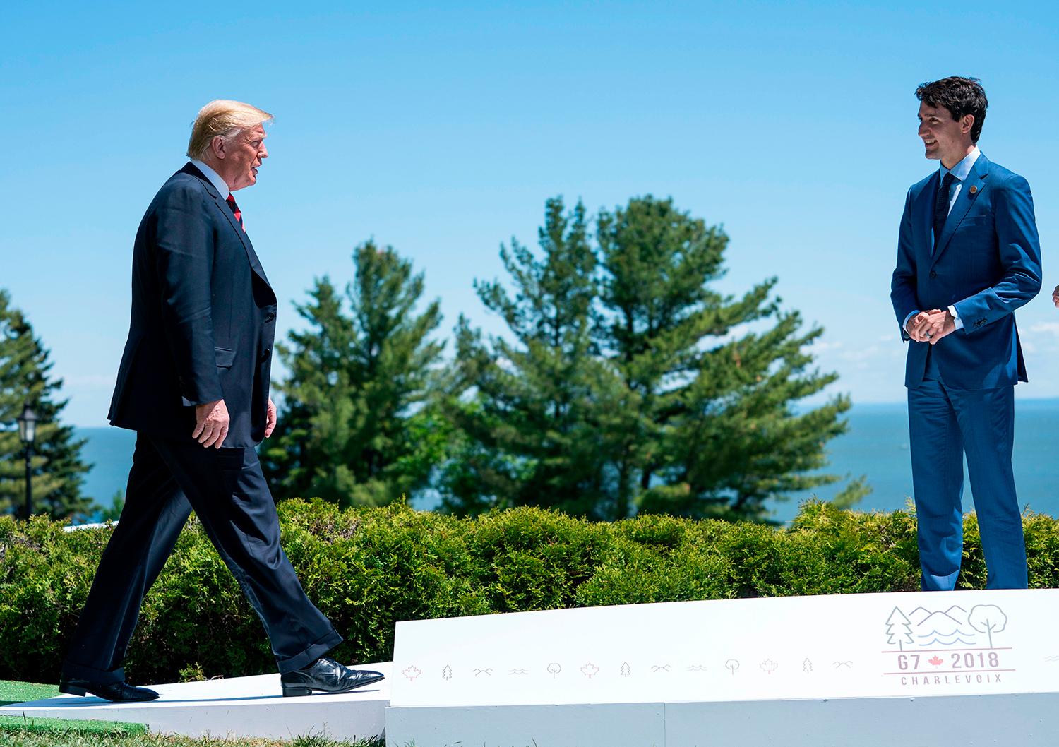 8. jún 2018 La Malbaie, Kanada: Hostiteľ samitu G7, kanadský premiér Justin Trudeau, víta amerického prezidenta Donalda Trumpa.