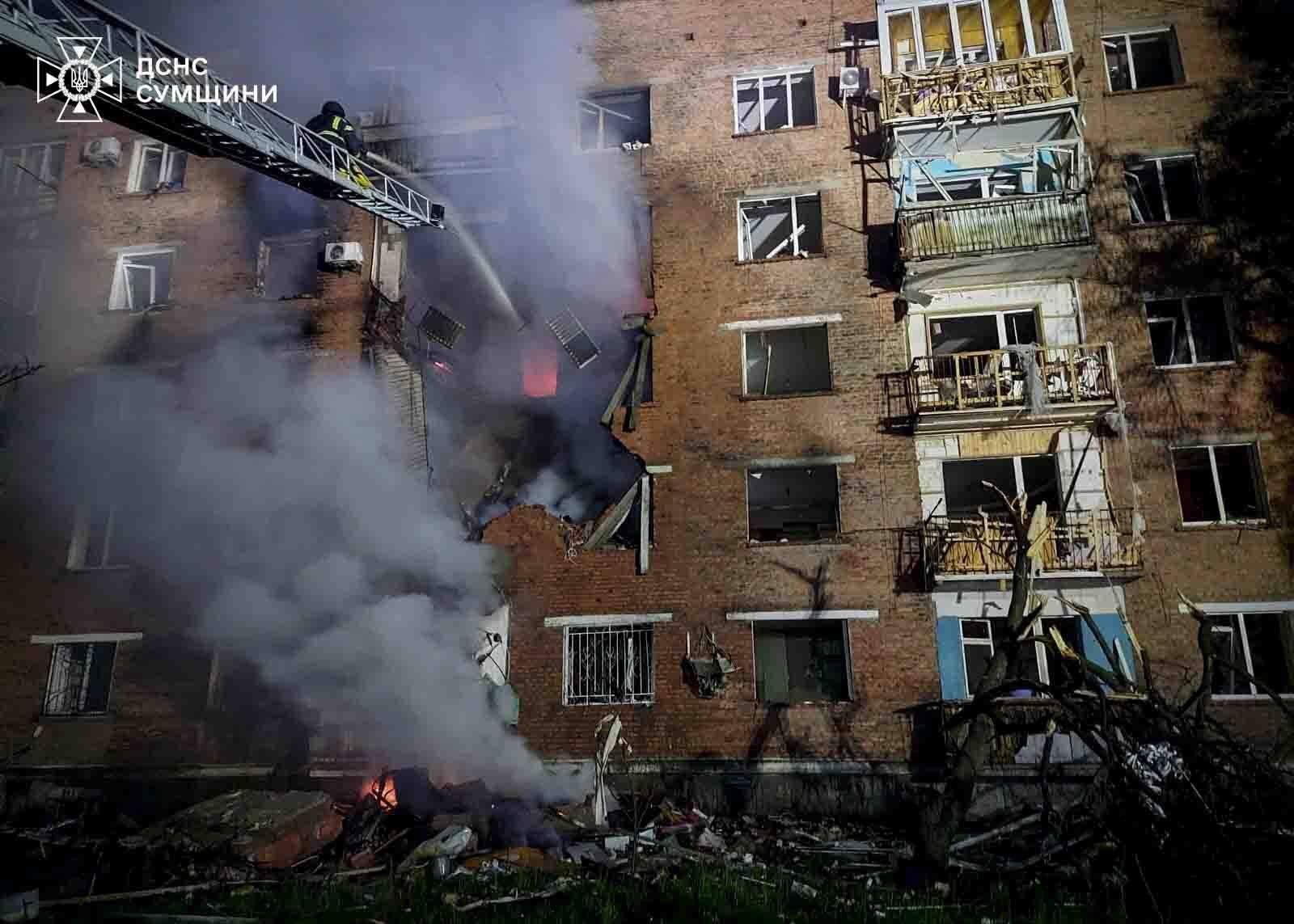 Obytný dom vážne poškodený ruským útokom v meste Konotop, 20. mája 2026.