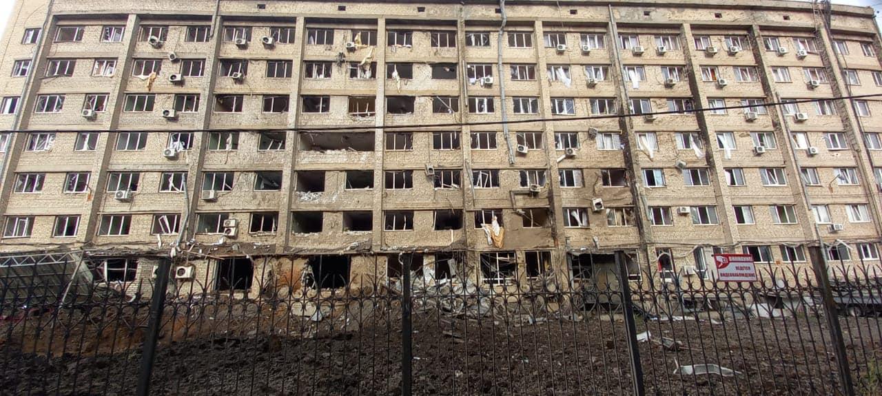 Kramatorsk, Donecká oblasť na východe Ukrajiny: zbombardovaný hotel a jeho okolie (1).