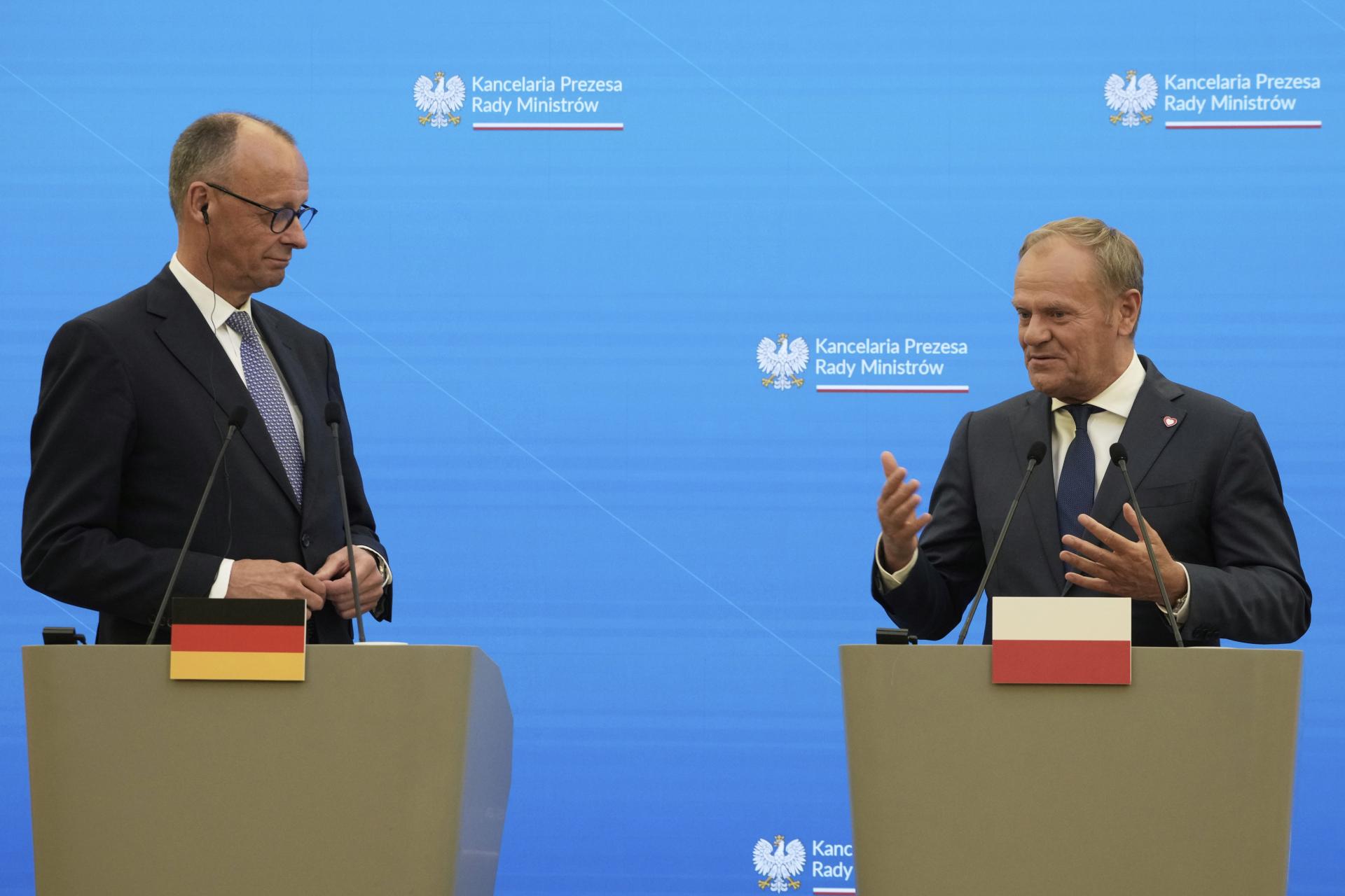 Poľský premiér Donald Tusk (vpravo) a nemecký kancelár Friedrich Merz na spoločnej tlačovej konferencii po stretnutí vo Varšave v stredu 7. mája 2025.