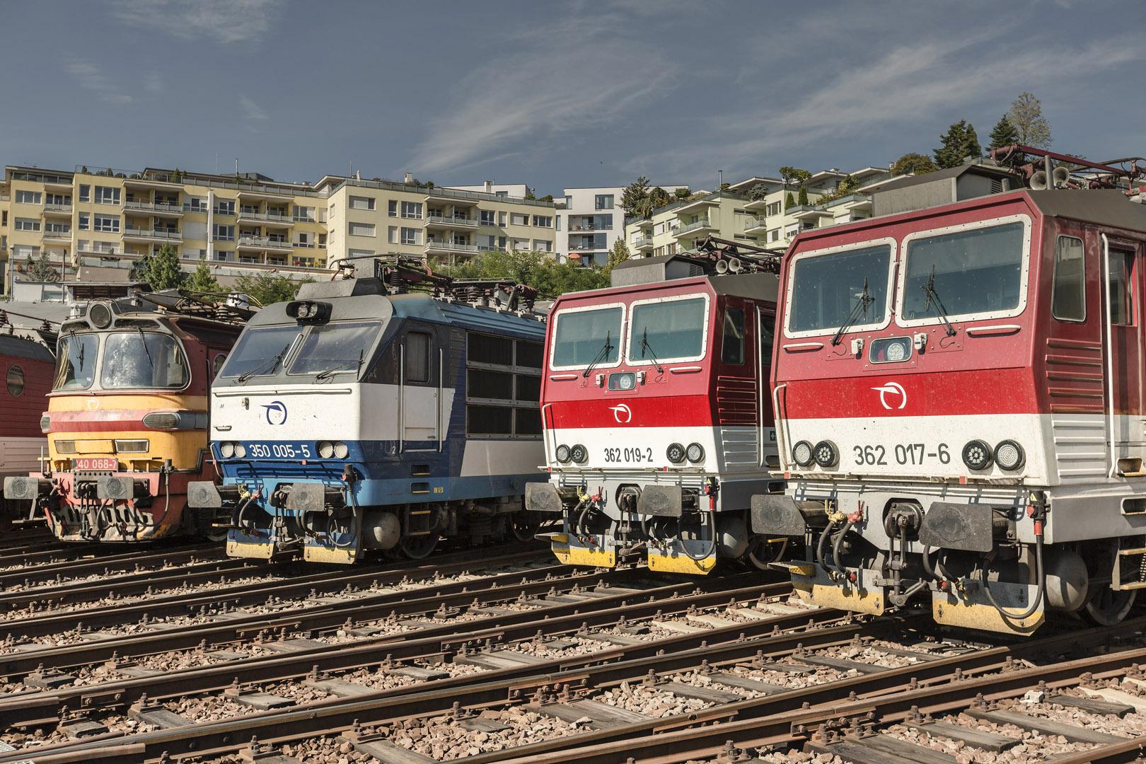 V minulom roku dymilo niekoľko rušňov. Za celý rok zaznamenala ZSS pätnásť požiarov. Dokopy spravuje 900 rušňov.