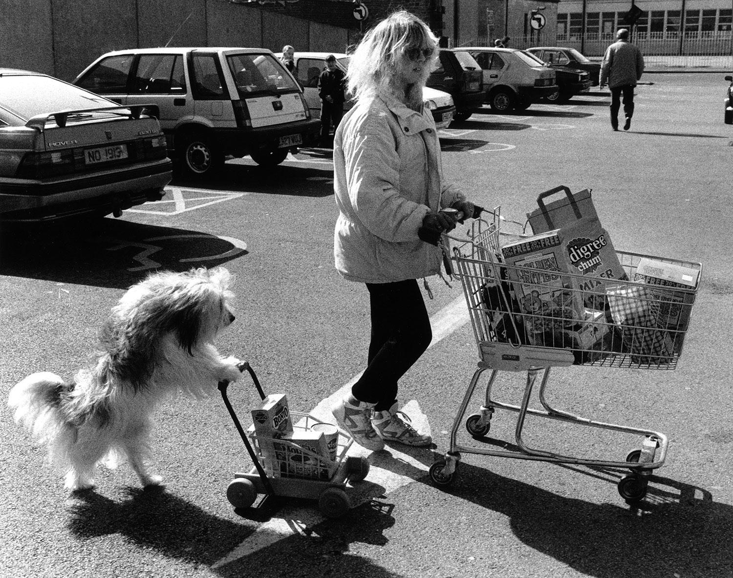 Dvojica po úspešnom nákupe v supermarkete. Anglicko 1976.