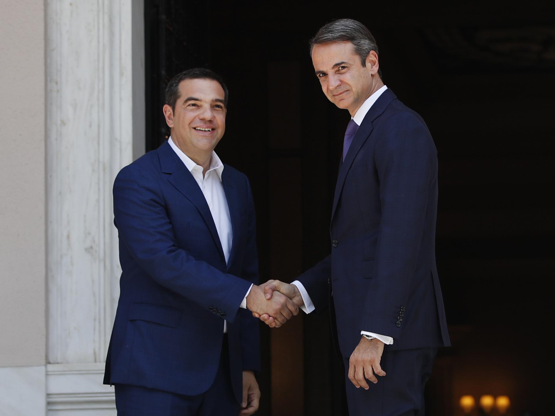8. júl 2019 Atény, Grécko: Šéf strany Syriza Alexis Tsipras vítai nového gréckeho premiéra Kyriákosa Mitsotákisa, ktorý je šéfom stredopravicovej Novej demokracie.