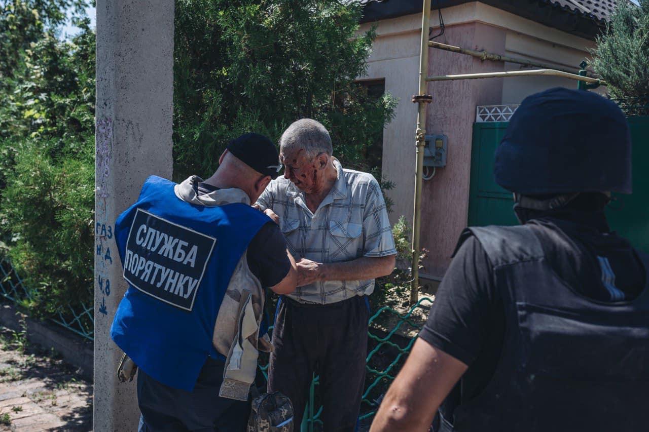 Záchranné zložky zasahovali v Donecku, na fotografii ošetrujú zraneného muža