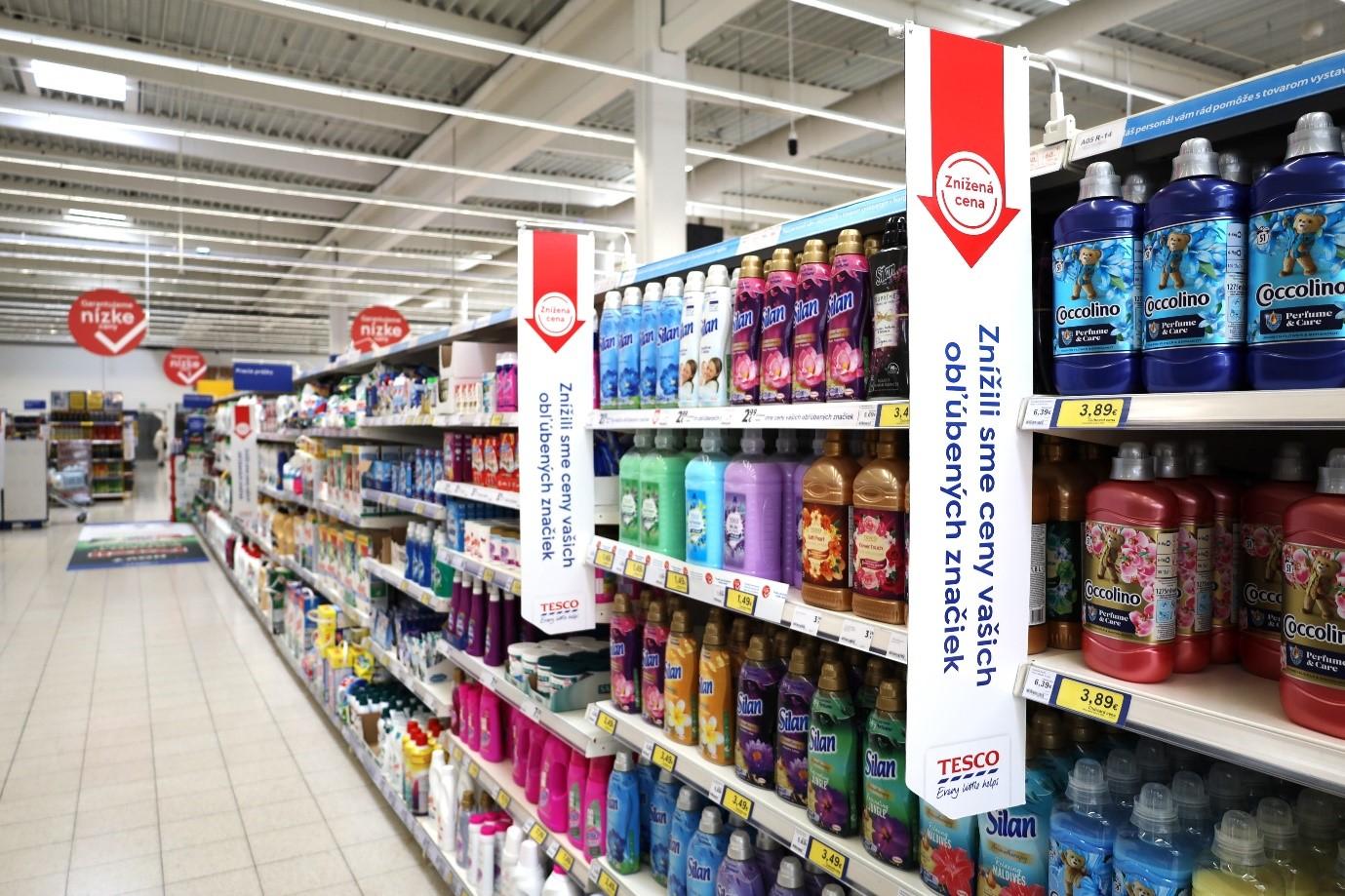 Výrazné červené logo „Znížená cena“ je symbol, ktorý zákazníkom ukáže smer, kde nájdu zľavnené produkty v predajniach Tesco naprieč Slovenskom.