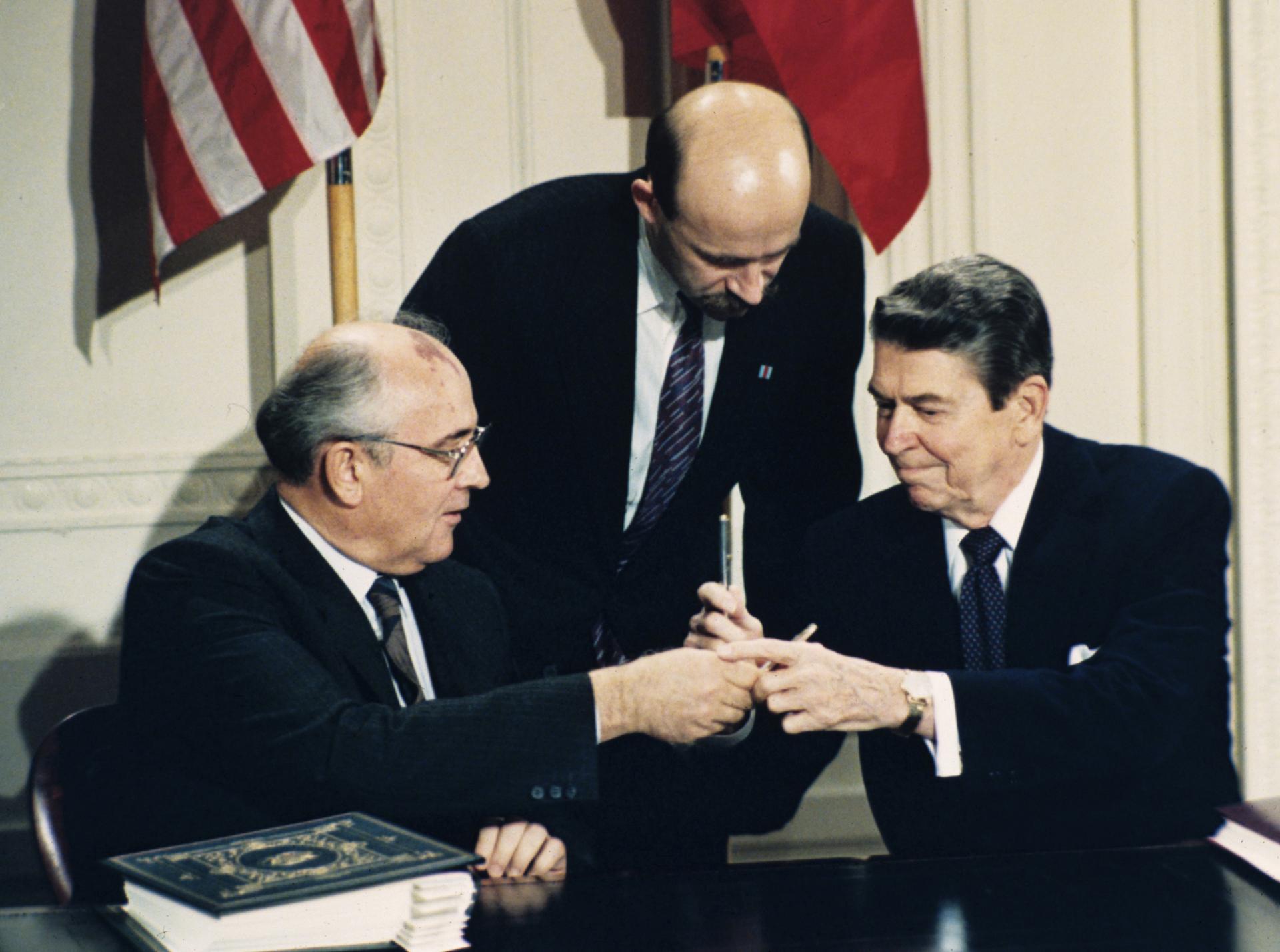 8. december 1987 Washington, USA: Prezident Ronald Reagan vpravo a sovietsky líder Michail Gorbačov naľavo počas slávnostného podpisu zmluvy v Bielom dome.