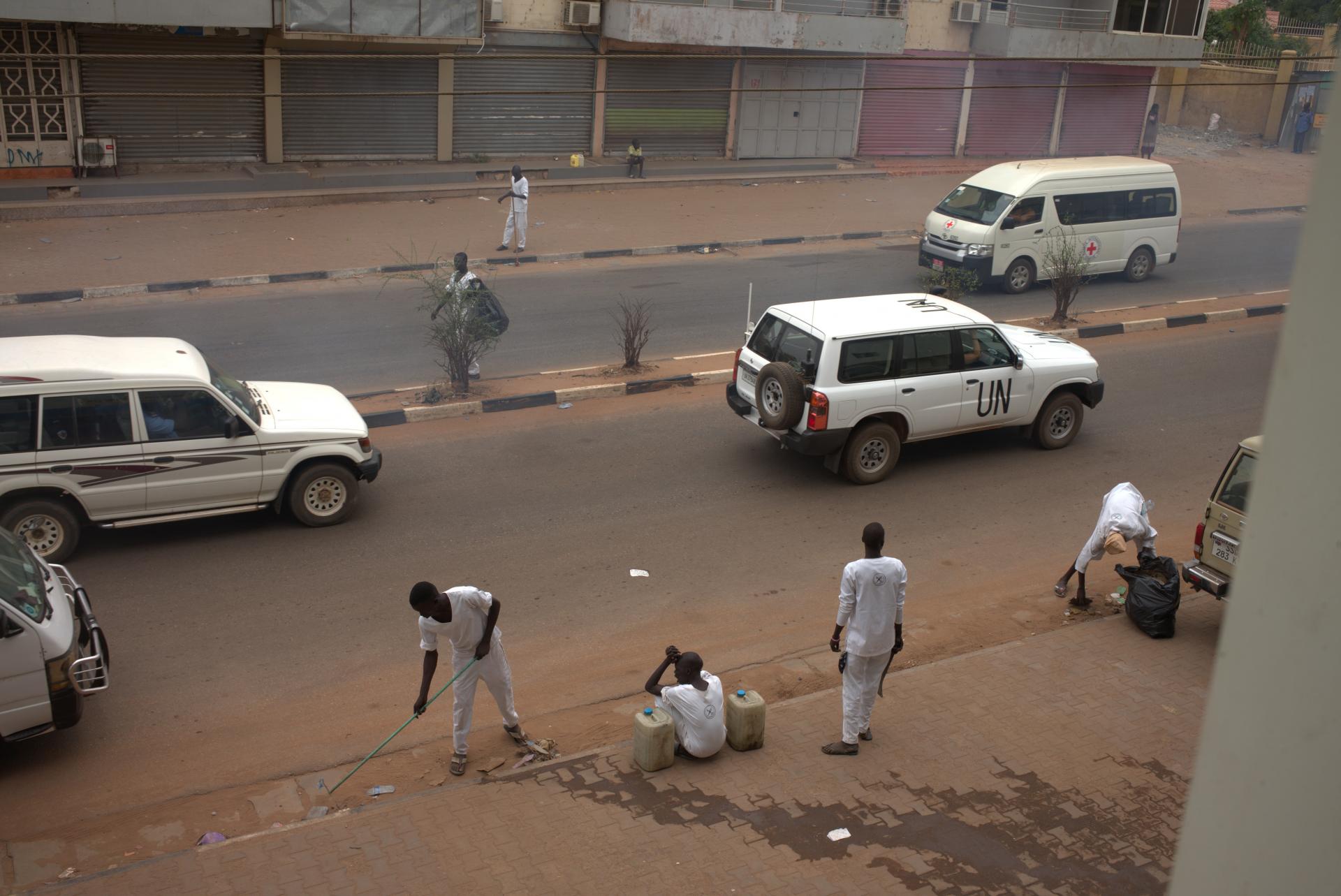 Väzni v centre hlavného mesta Južného Sudánu Juba zametajú chodníky.
