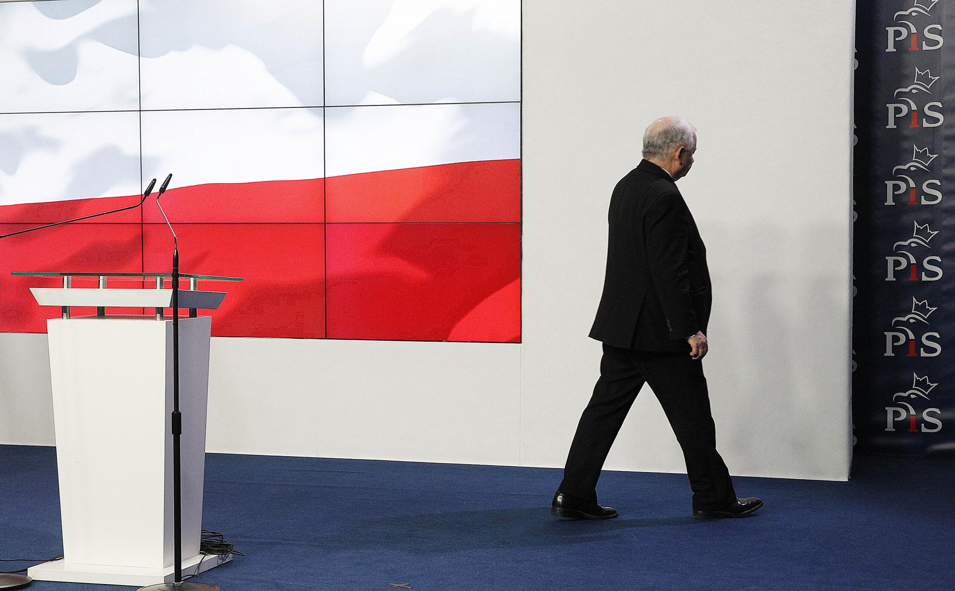 Vládna strana Právo a spravodlivosť (PiS), ktorej šéfuje Jarosław Kaczyński, návrh ultrakonzervatívnych aktivistov schvaľuje a podporuje aj v parlamente.