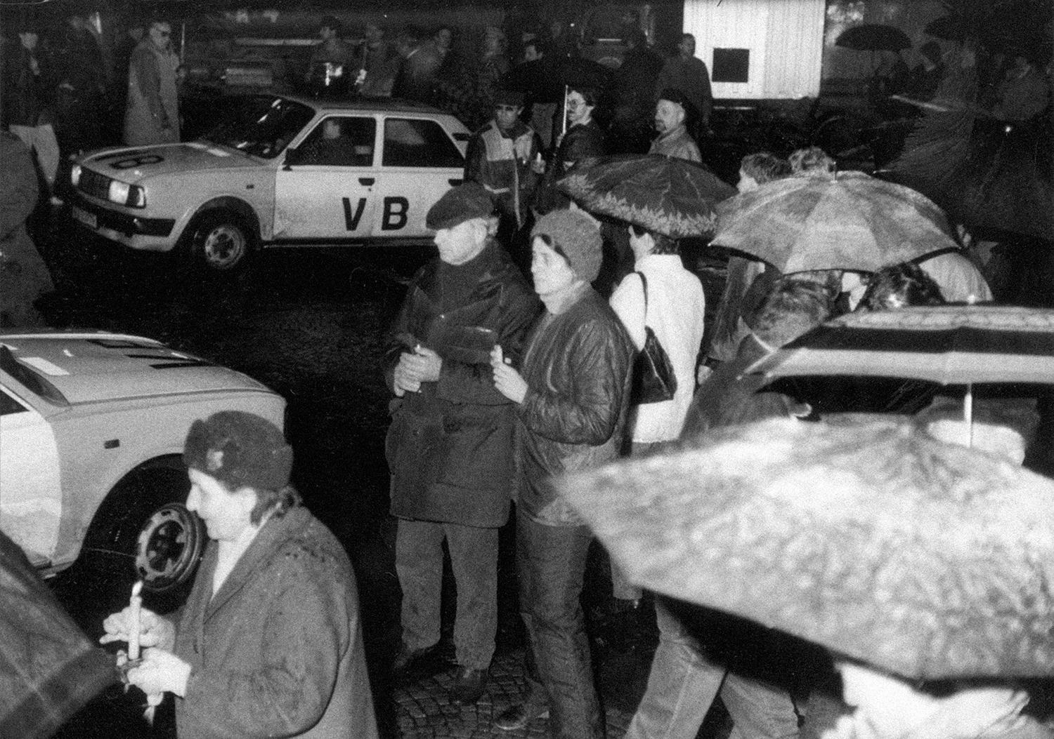 25. marec 1988 Bratislava, ČSSR: Ľudí neodradili ani hrozby a odporúčania vlády nezúčastniť sa na demonštrácii. Na námestie sa ich dostalo 3 500, zhruba 6 000 ďalších zablokovali v priľahlých uličkách.