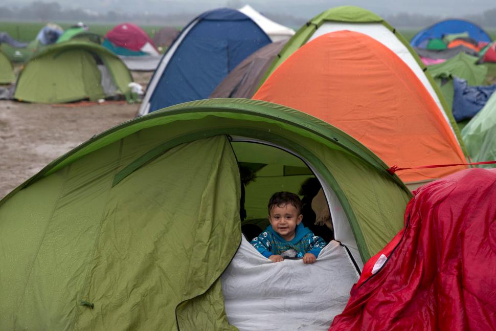 Ilustračná snímka. Vo februári 2016 prichádzalo mnoho sýrskych utečencov na grécko-macedónske hranice, snímka je zachytená v blízkosti gréckej dedinky Idomeni.