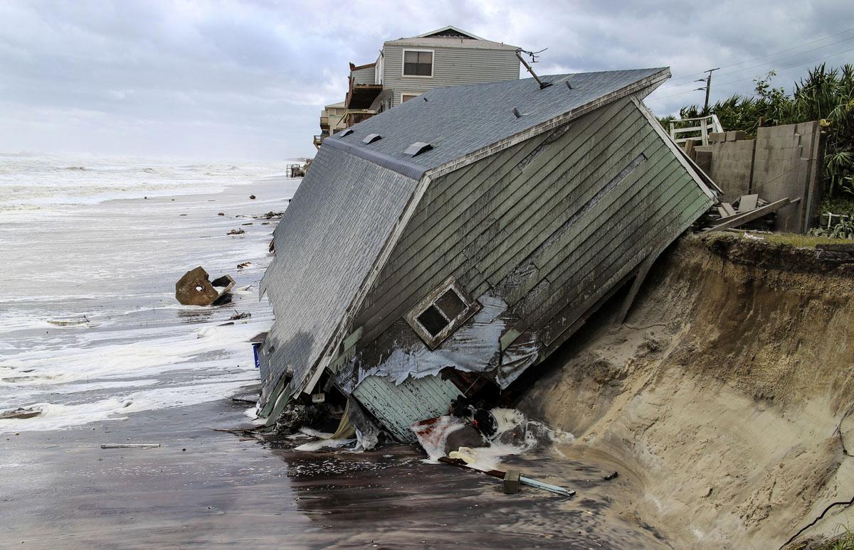 11. september 2017, Ponte Vedra Beach, Florida, USA. V pondelok dorazila Irma na Floridu a spôsobila tam bezprecedentné škody. Na obrázku vidieť, ako sa dom, katorý stál na pobreží, doslova šmýka do Atlantického oceánu.