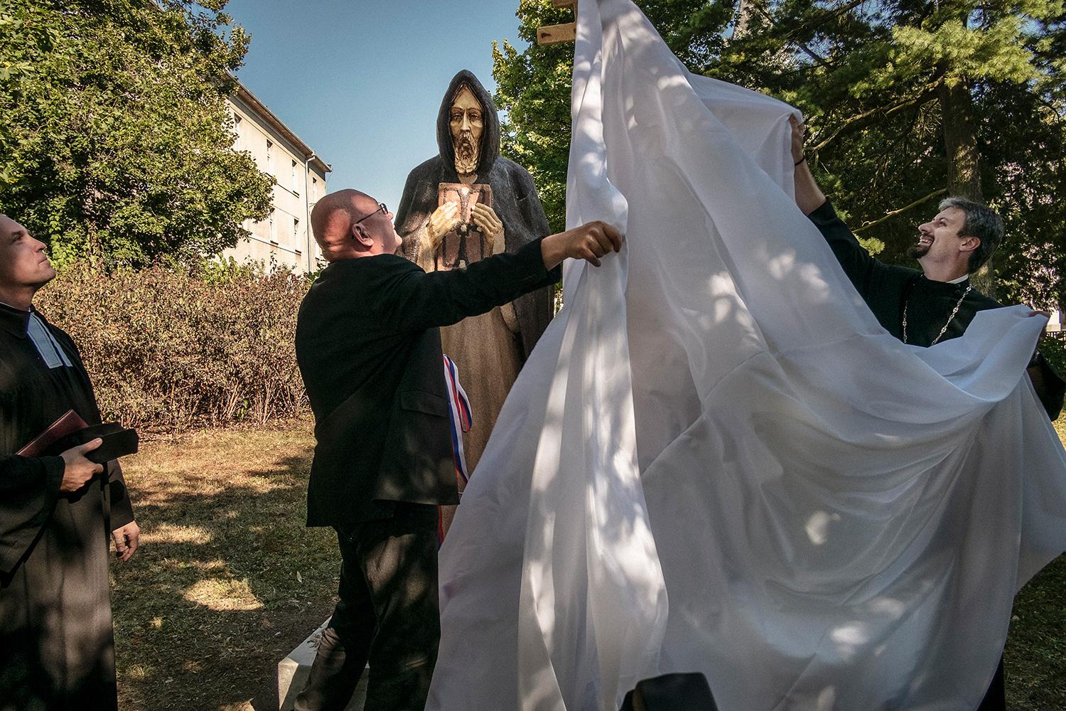 Marián Tkáč v roku 2013 odhaľuje Súsošie svätých Cyrila a Metoda v areáli Matice slovenskej v Martine. Predsedom bol v rokoch 2010–2017.