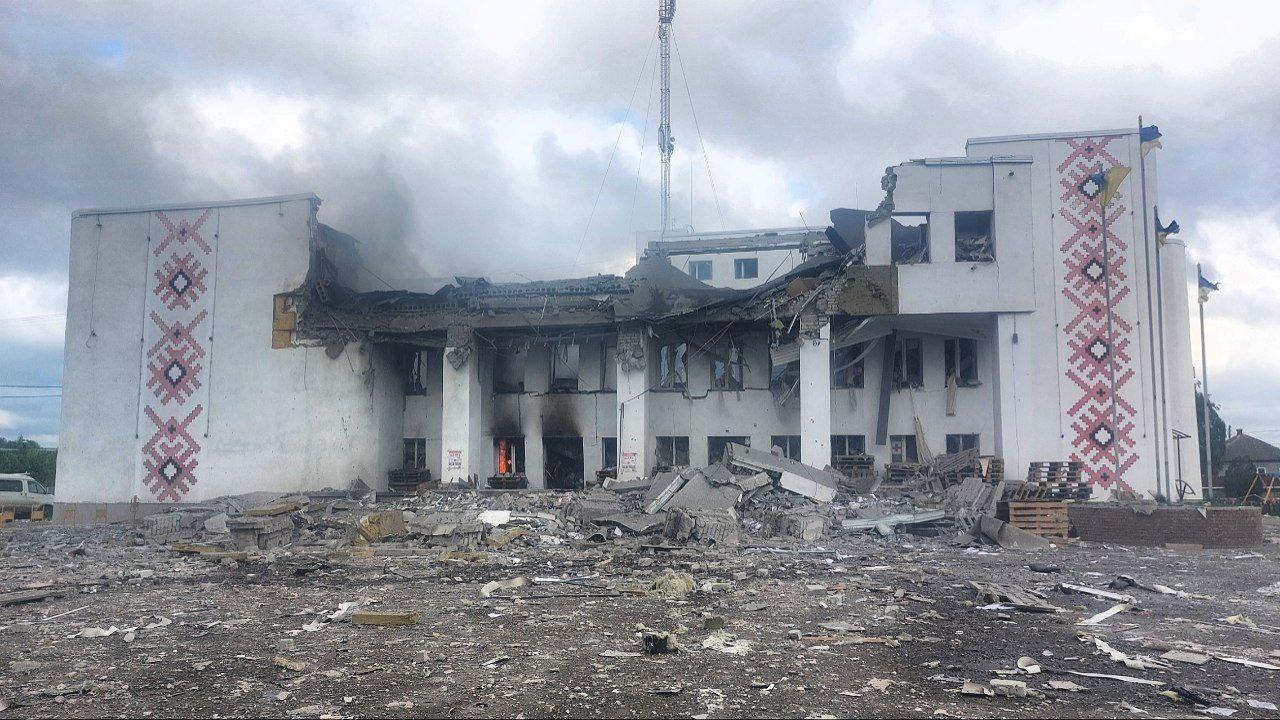 Jedno z centier humanitárnej pomoci v charkovskej oblasti zbomardované Rusmi. 