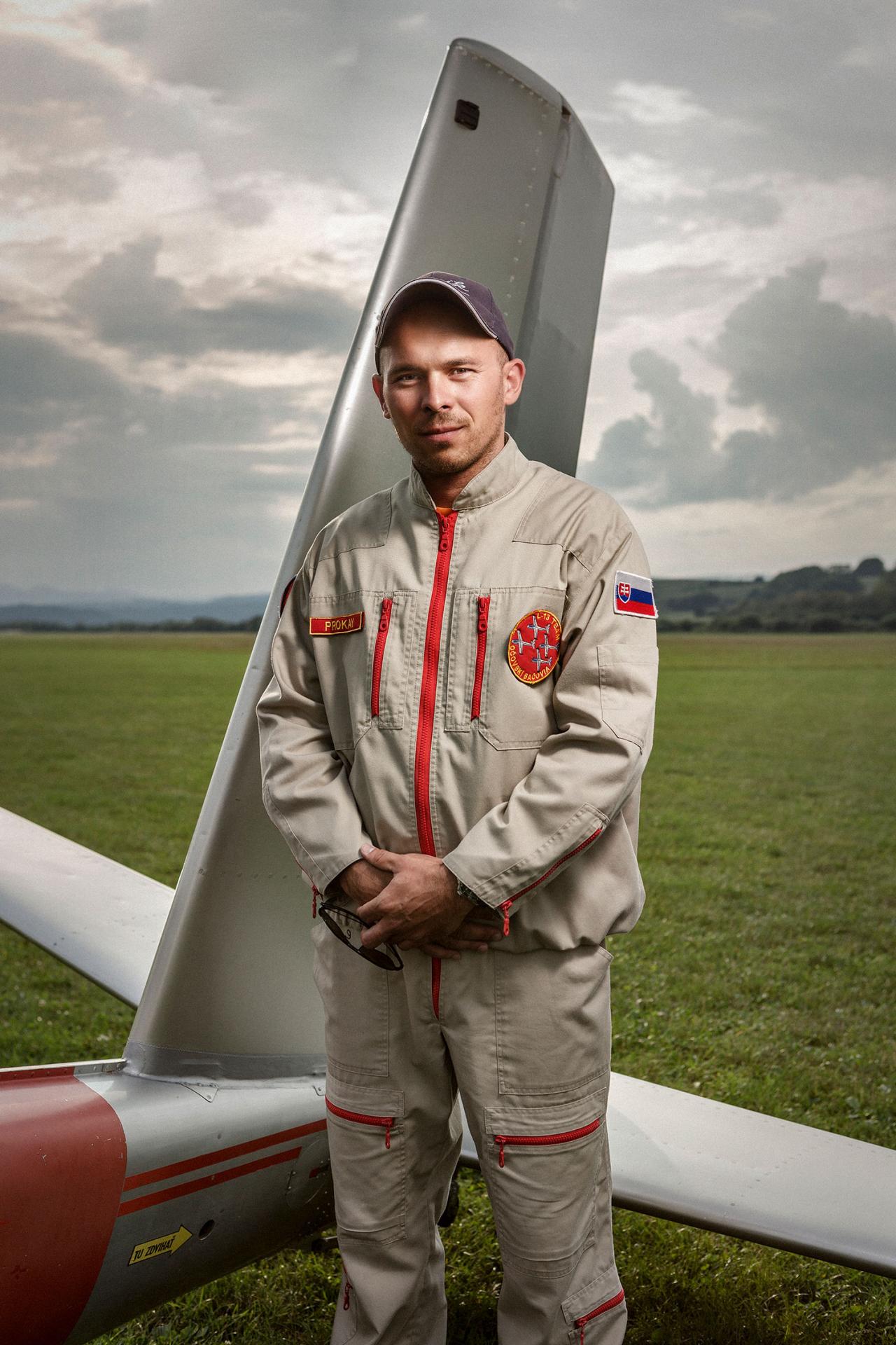 Jozef Prokay, 33 rokov, Zvolen. 33-ročný obchodný zástupca plachtí vo vzduchu od roku 2002 a dnes aj učí lietať budúcich pilotov na vetroňoch. Lietadlá ho fascinujú od detstva, často chodieval aj na letecké dni. 