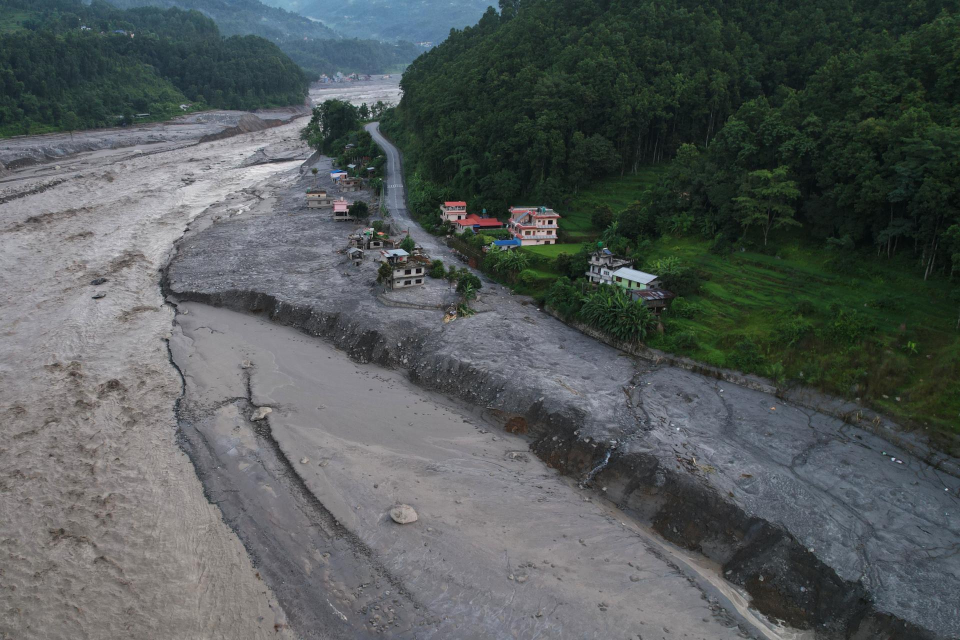 Záber z dronu ukazuje strhnutú časť diaľnice Pasang Lhamu pri rozvodnenej rieke Trishuli, ktorá odrezala okres Rasuwa od oblasti Nuwakot v Nepále, 31. augusta 2026.