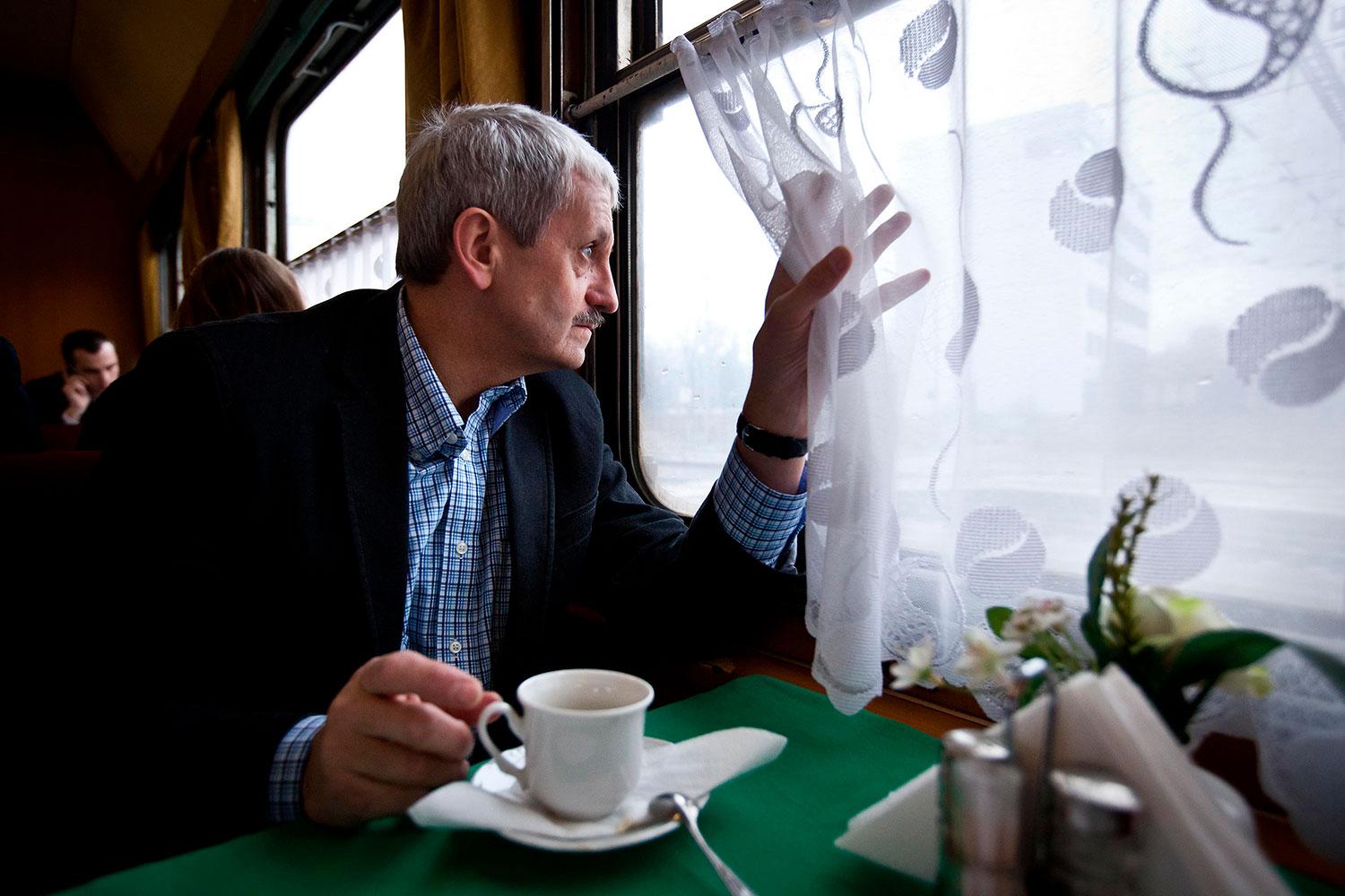 19. január 2012: Mikuláš Dzurinda počas predvolebnej kampane cestuje vlakom z Bratislavy do Košíc. Po vypuknutí kauzy Gorila sa SDKÚ takmer nedostalo do parlamentu. Pre stranu bola táto kauza likvidačná a predznamenala jej blízky koniec.