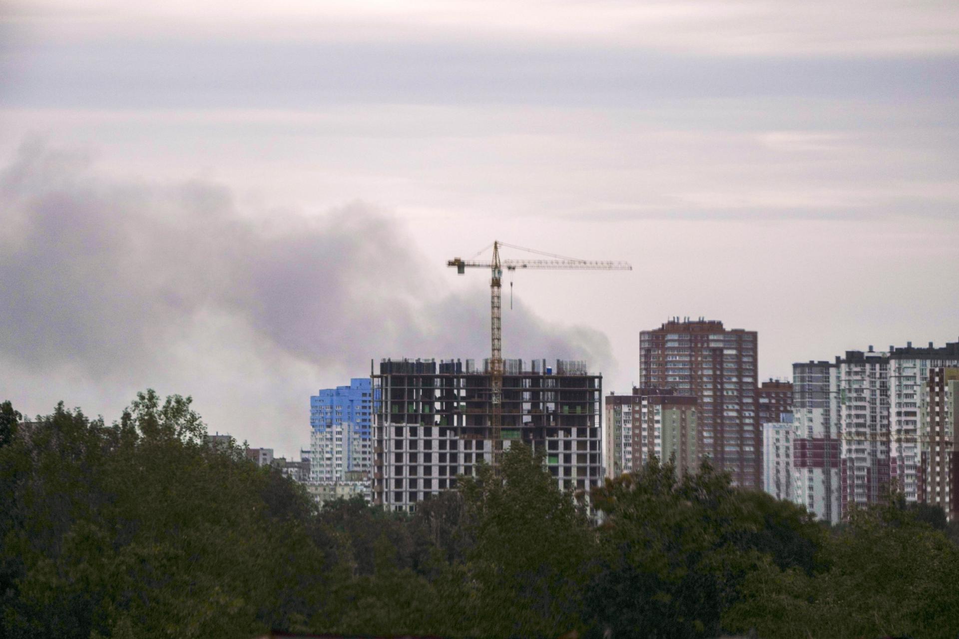 Po zásahoch ruských rakiet v Kyjeve stúpa dym, 5.6.2022