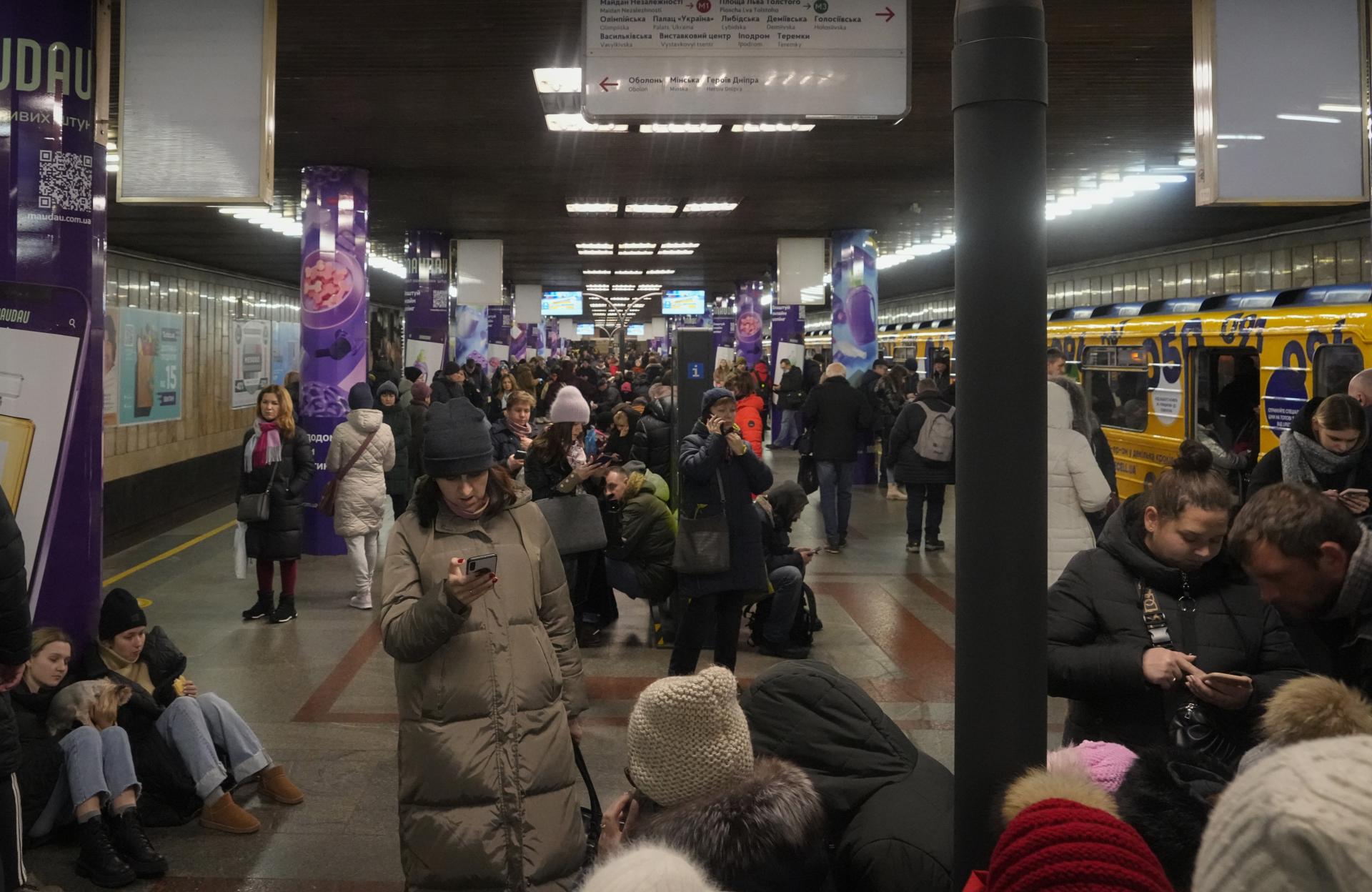 Ľudia sa schvovávajú v stanici metra počas raketového útoku v Kyjeve,16. decembra 2022