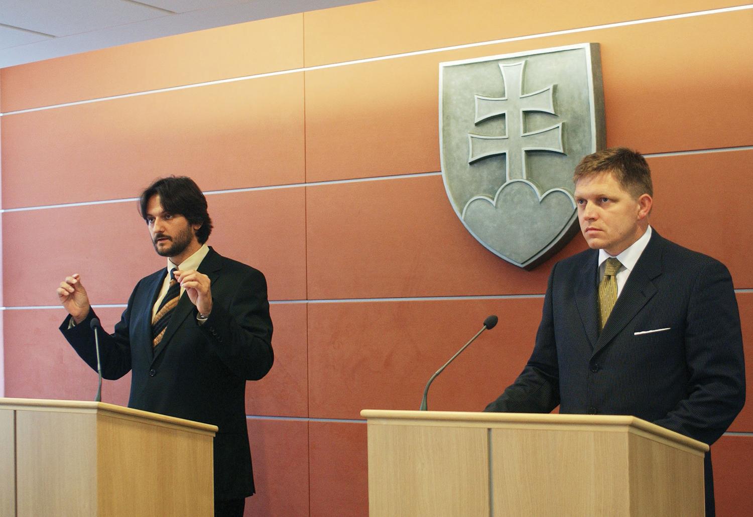 12. september 2006, Bratislava: Minister vnútra Robert Kaliňák a premiér Robert Fico na tlačovej konferencii k prípadu Hedviga Malinová. Podľa vyšetrovateľov sa skutok nestal a Hedviga si celý útok vymyslela.