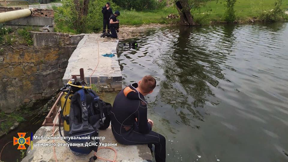 V okolí Kyjeva hľadajú potápači zbytky ruskej munície a streliva 