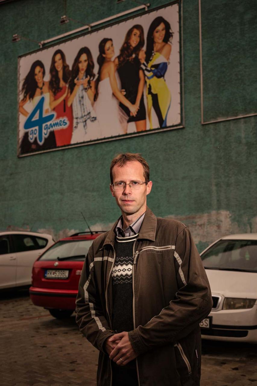 Ružomberský mestský poslanec Ivan Rončák, ktorý hlasoval za zrušenie hazardu, stojí pred najväčšou herňou v meste. Sám nikdy v herni nebol.