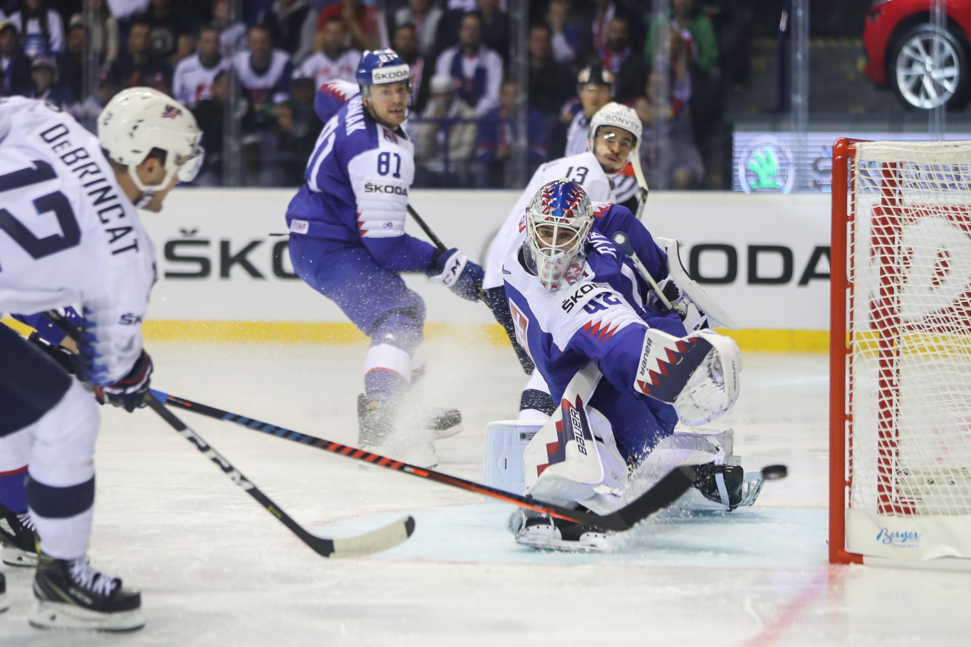 Slovenský brankár Patrik Rybár (vpravo) počas zápasu USA – Slovensko.