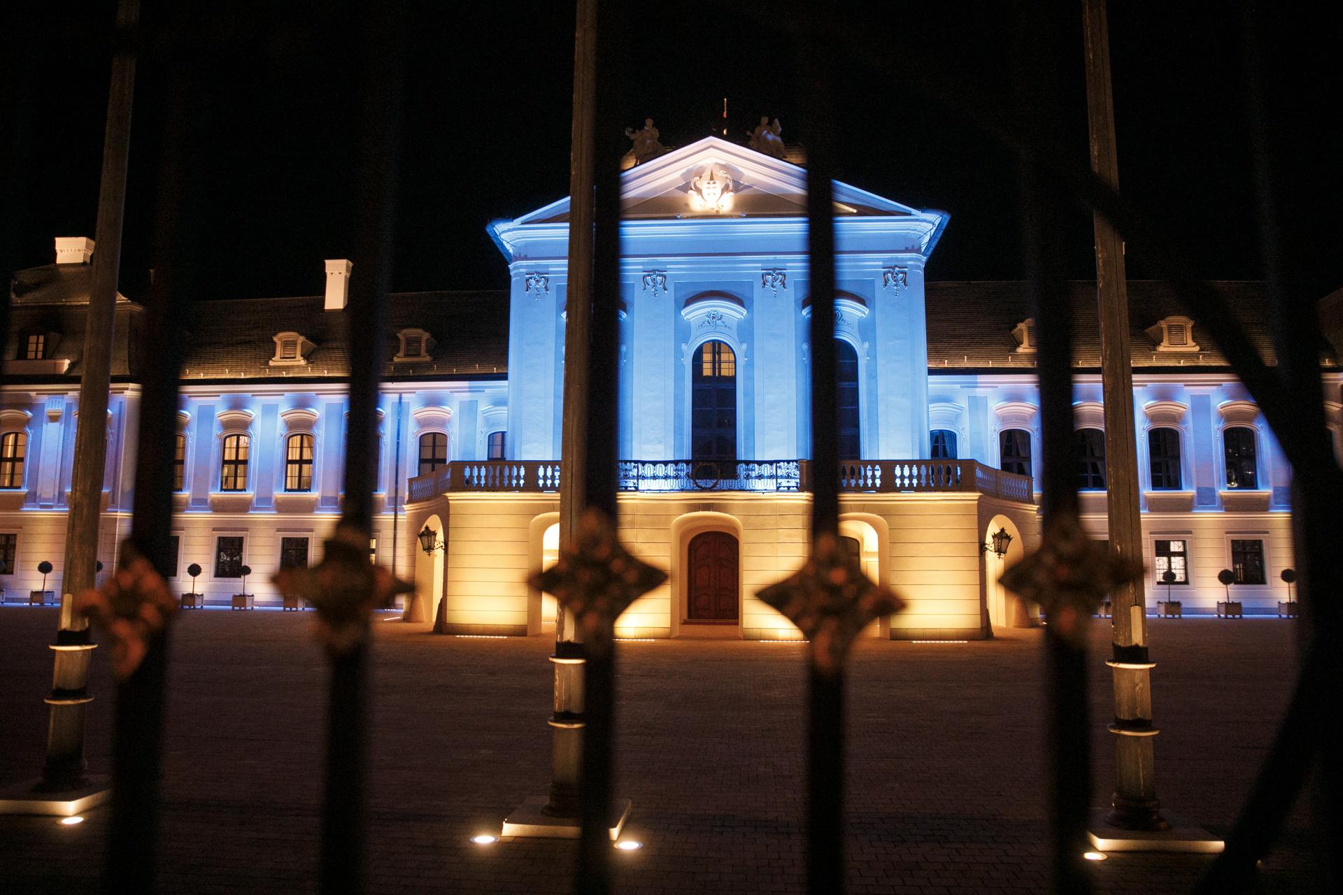 Prezidentský palác vysvietený farbami Ukrajiny.