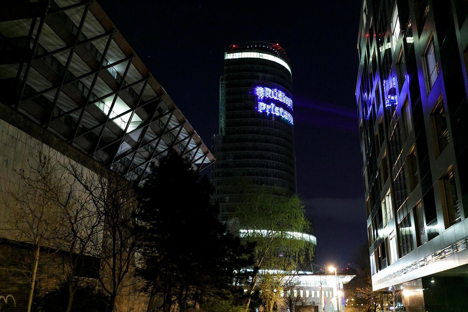 23. marec 2020 Bratislava: Budova Národnej banky Slovenska so svetelným nápisom Rúško ti pristane. Pandémia spôsobila veľký ekonomický problém a riešením bolo ďalšie zadlženie.