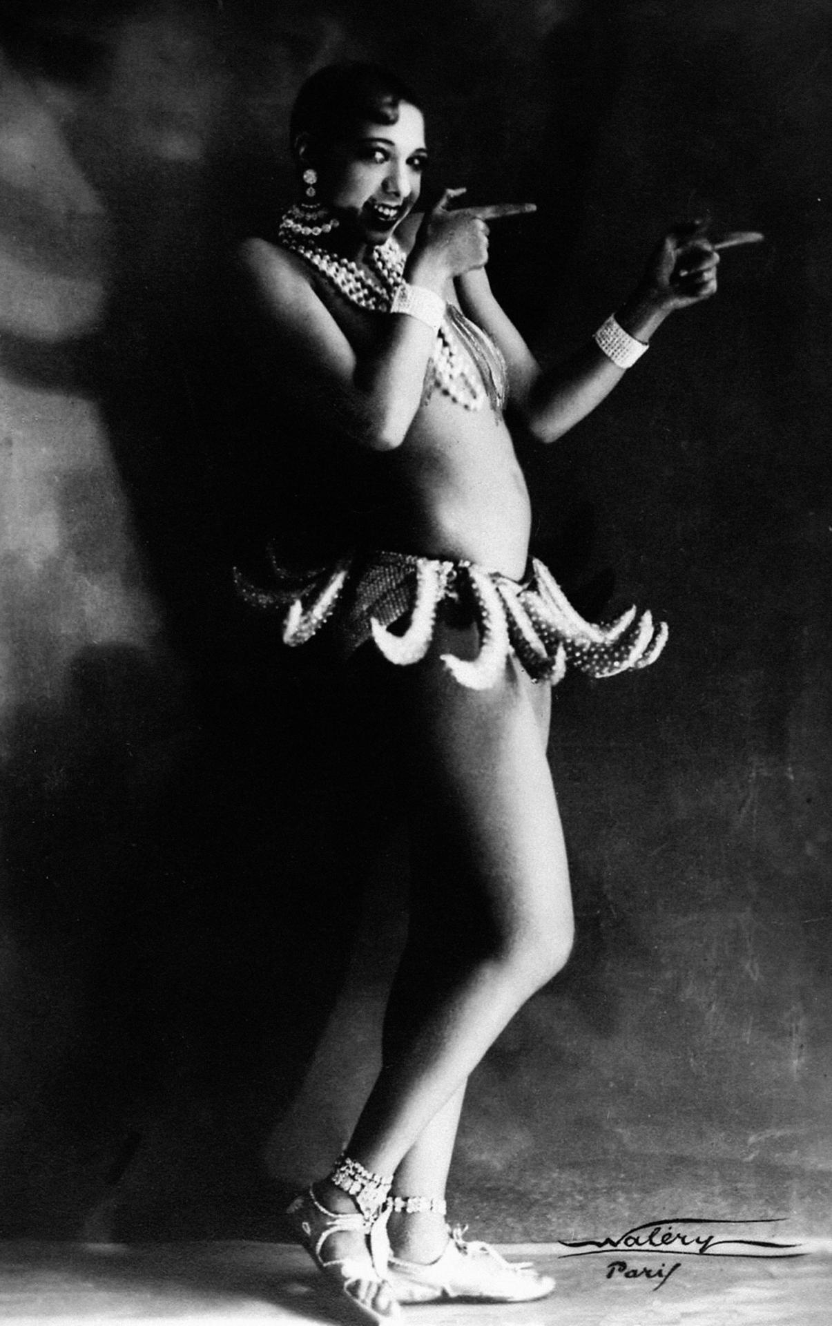 Rok 1927: Josephine Baker vystupovala v banánovej sukienke v revue Un Vent de Folie v parížskom Folies Bergere.