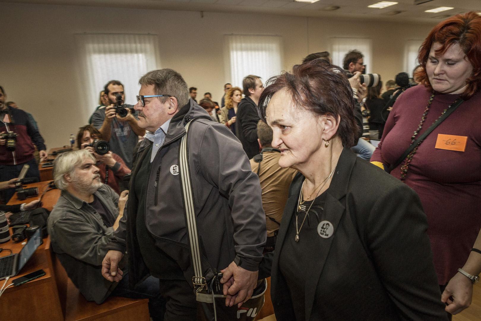 Manželia Kušnírovci prišli na súd ako svedkovia. Výpoveď pani Kušnírovej súd prečítal, pretože mala problém rozprávať.