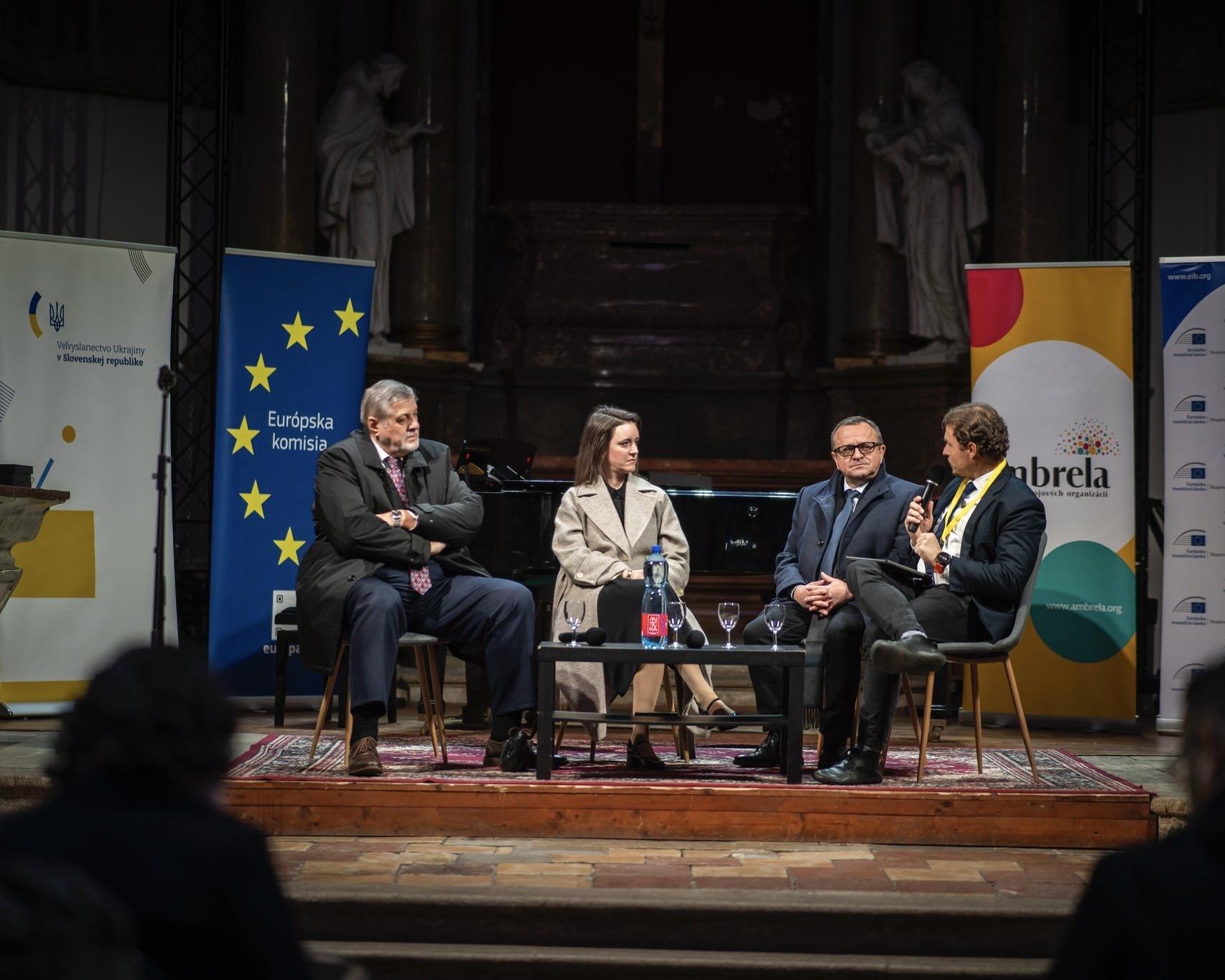 Diskusia o obnove Ukrajiny na evente Tri roky vojny 2025