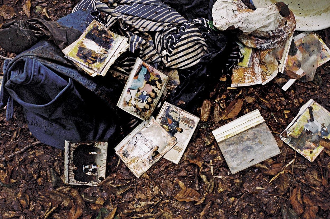 V júni 1999 dedinčania, ktorí masaker pri Niševci prežili a ušli, nechali v lístí rodinné fotografie. Ľudí z nich sme dnes vypátrali.