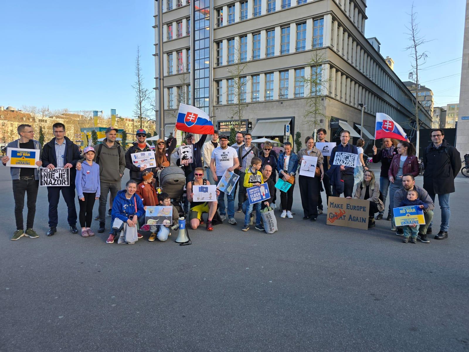 Na protest Slovensko je Európa! prišlo dnes v meste Zürich vyše 20 Slovákov a Čechov žijúcich vo Švajčiarsku. 