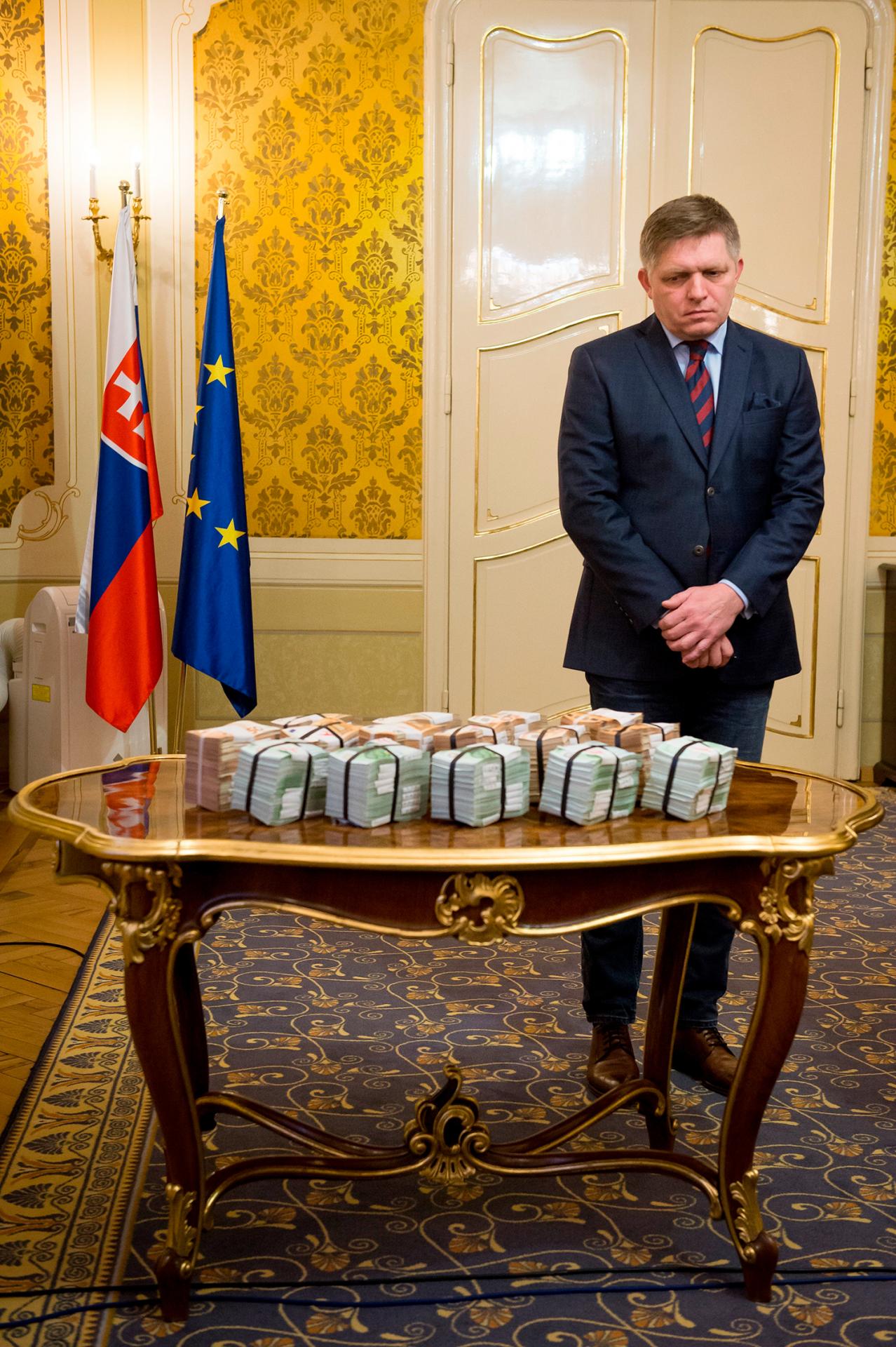 27. február 2018 Bratislava: Premiér Fico stojí za balíčkami bankoviek počas tlačovej konferencie k vražde novinára.