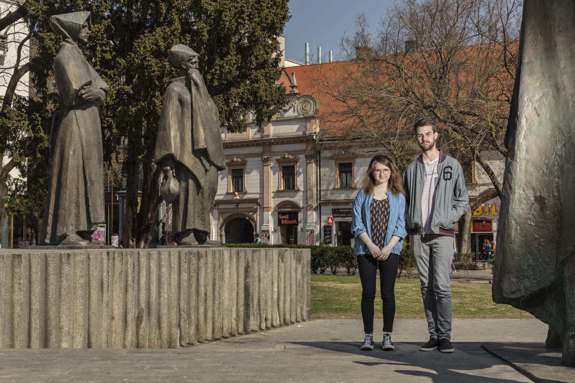 Organizátori troch protikorupčných pochodov Karolína Farská a Dávid Straka. Dvaja stredoškoláci, ktorí svojou občianskou aktivitou hýbali spolu s ďalšími mladými ľuďmi v roku 2017 Slovenskom.