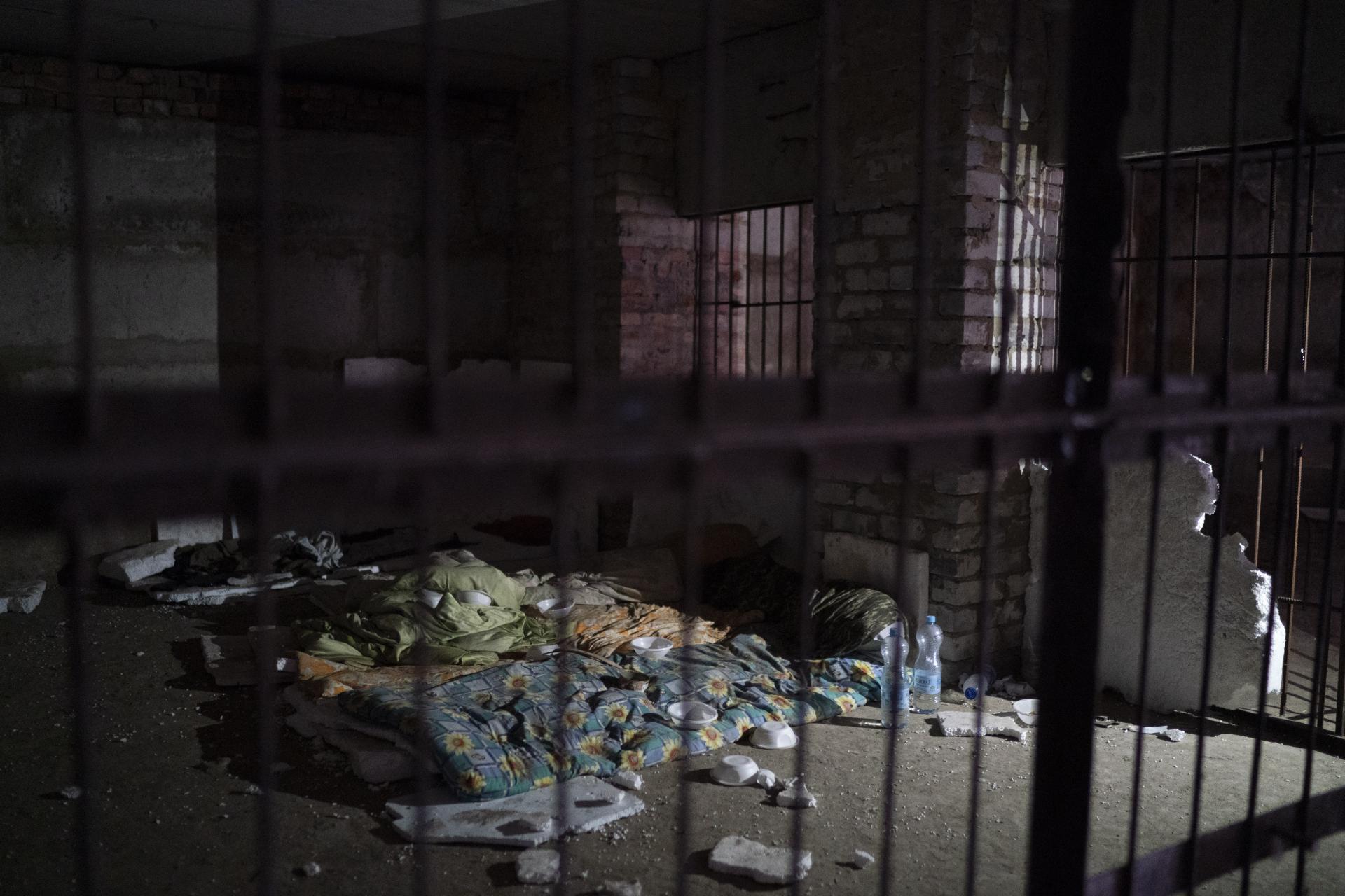 Periny a spací vak v suteréne, ktorý podľa ukrajinských úradov slúžil ako mučiareň počas ruskej okupácie v dedine Kozacha Lopan na Ukrajine, 17. septembra 2022