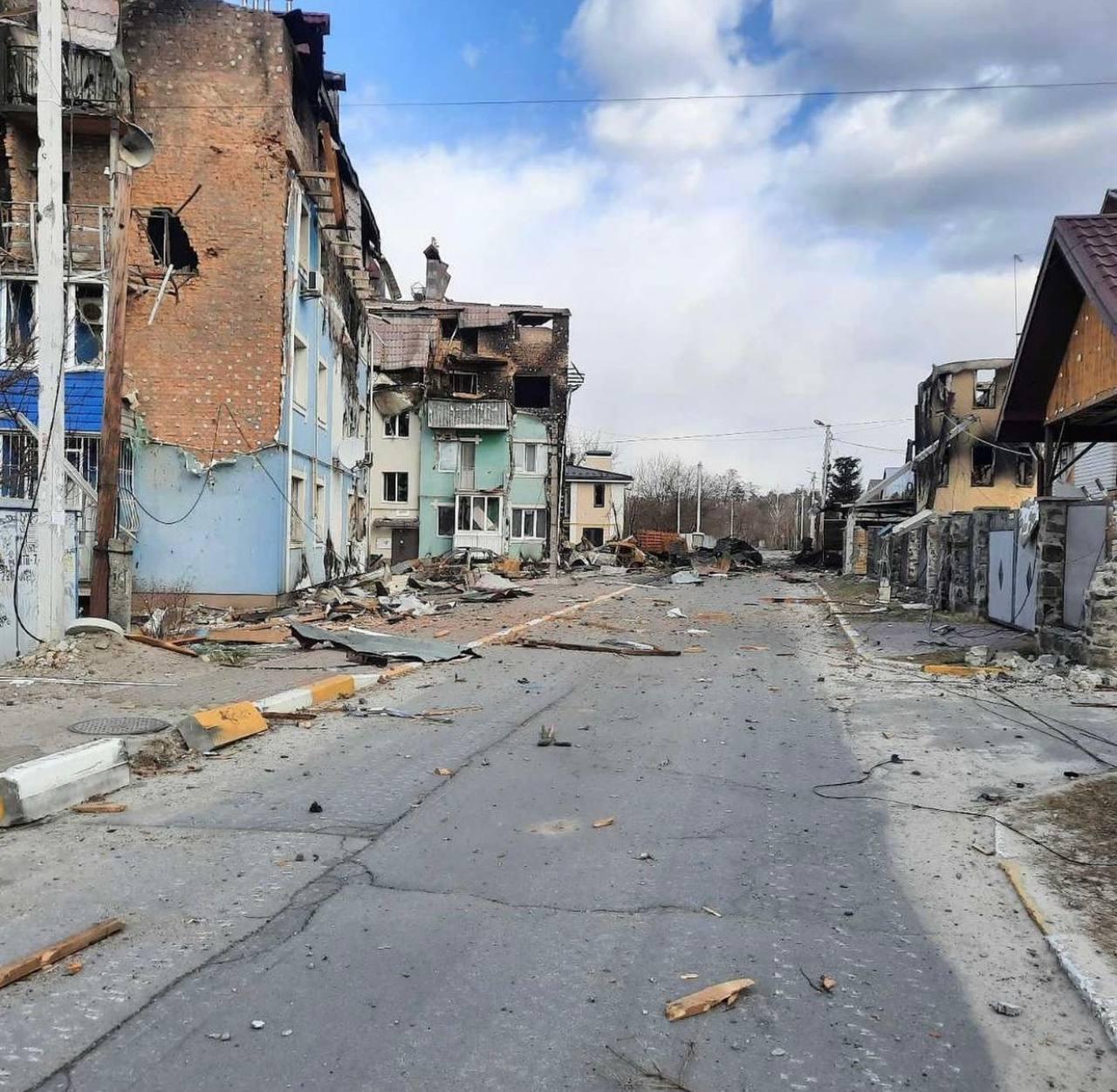 Na teraz oslobodené ale rovnako zdevastované mesto Irpin 