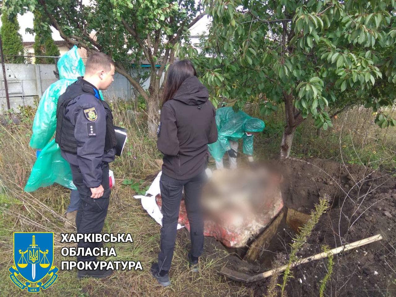 Tsyrkuny, obec v Charkovskej oblasti: Exhumácia tiel z bombardovania, ktoré prebehlo 1.apríla (2).