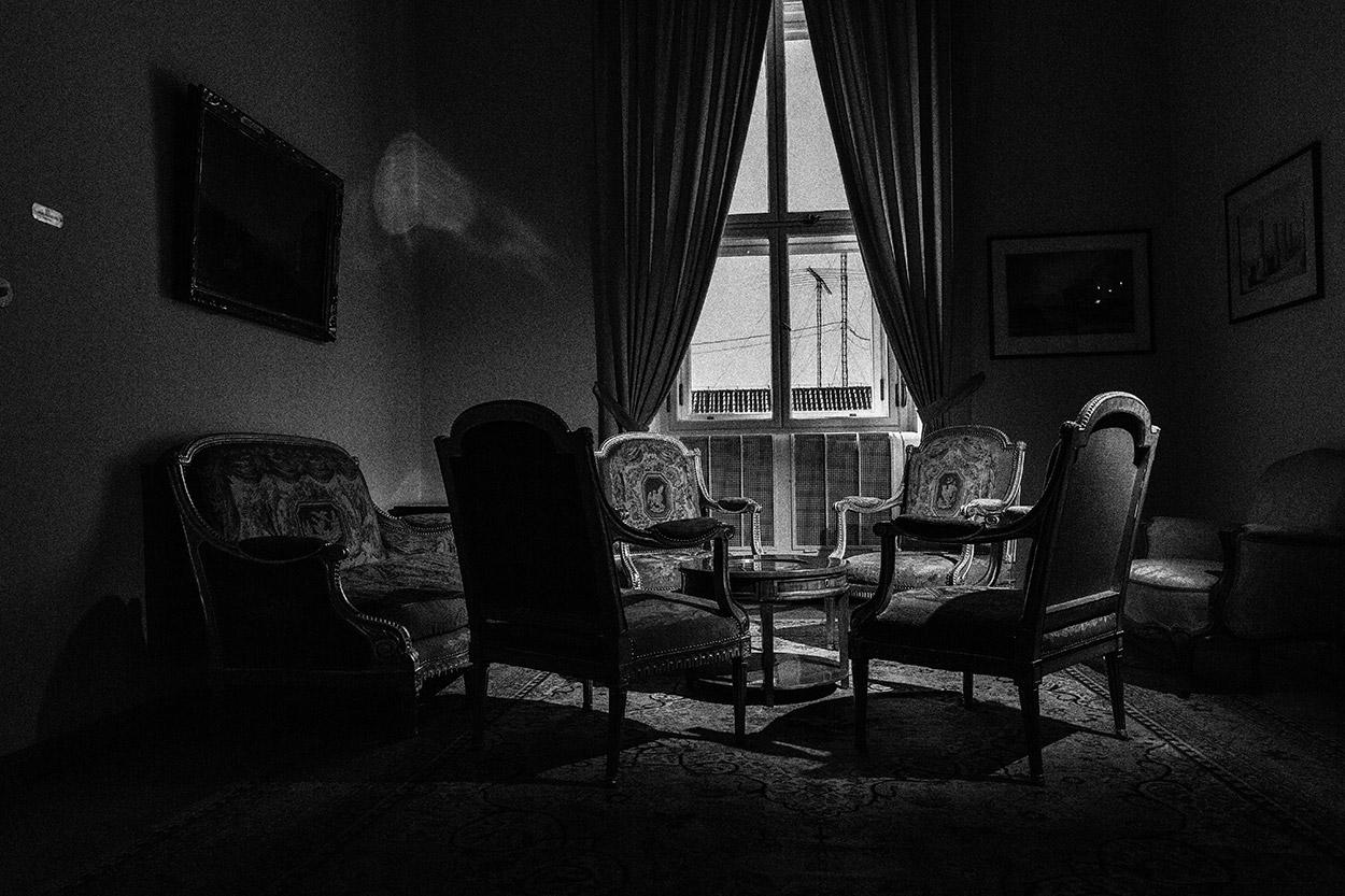 V salóniku ministerského bytu Jan Masaryk príjmal návštevy, i keď najradšej pracoval vo svojej posteli vo vedľajšej spálni.