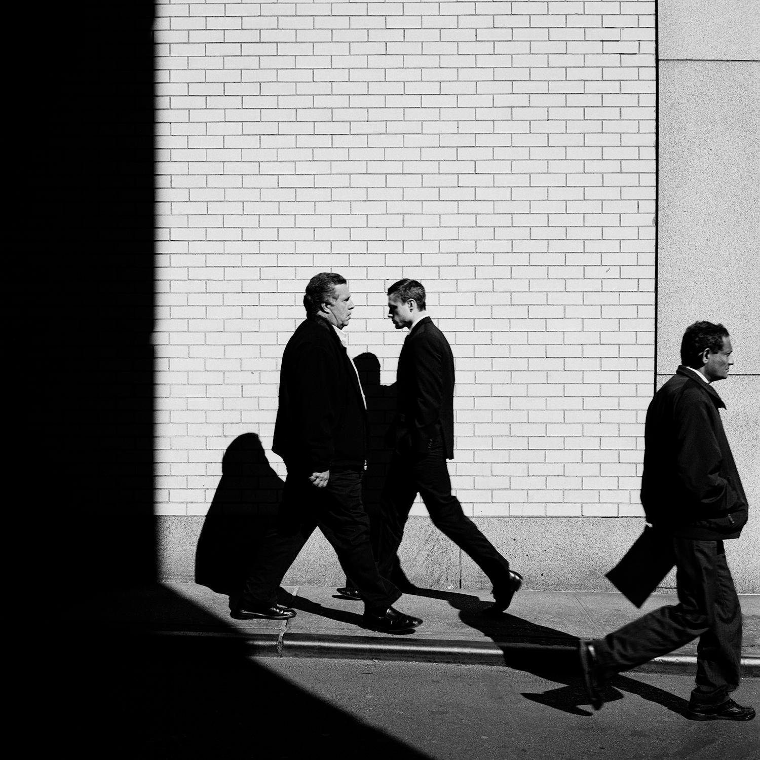 20. október 2008 New York, USA: Obchodníci kráčajú do práce na Wall Street v Manhattane. Hypotekárne bubliny už praskli. Súčasné, stále rastúce bubliny, na svetových trhoch prasknú tiež. Otázkou je len to, kedy sa to stane a aké budú dôsledky.