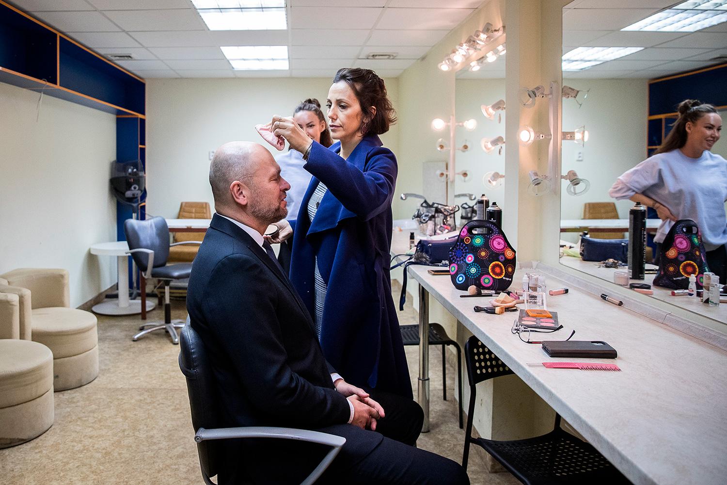 1. marec 2020 Bratislava: Predseda strany Sloboda a solidarita Richard Sulík sedí v maskérni počas prípravy na predvolebnú diskusia v slovenskej verejnoprávnej televízii. Pri diskusiách sa nepochybne zapotil.