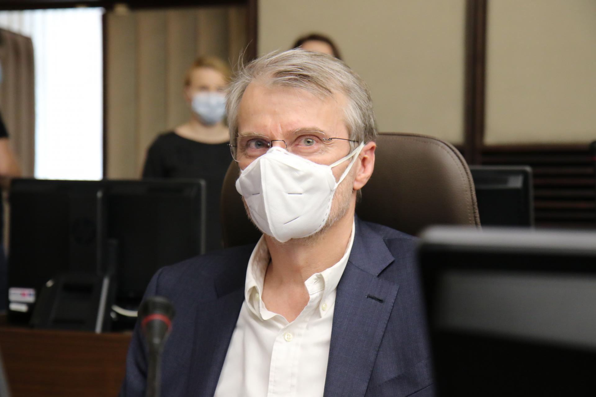 23. marec 2020 Úrad vlády SR: Vedec a chemik Robert Mistrík na rokovaní vlády. Robert Mistrík sa stal členom permanentného krízového štábu.