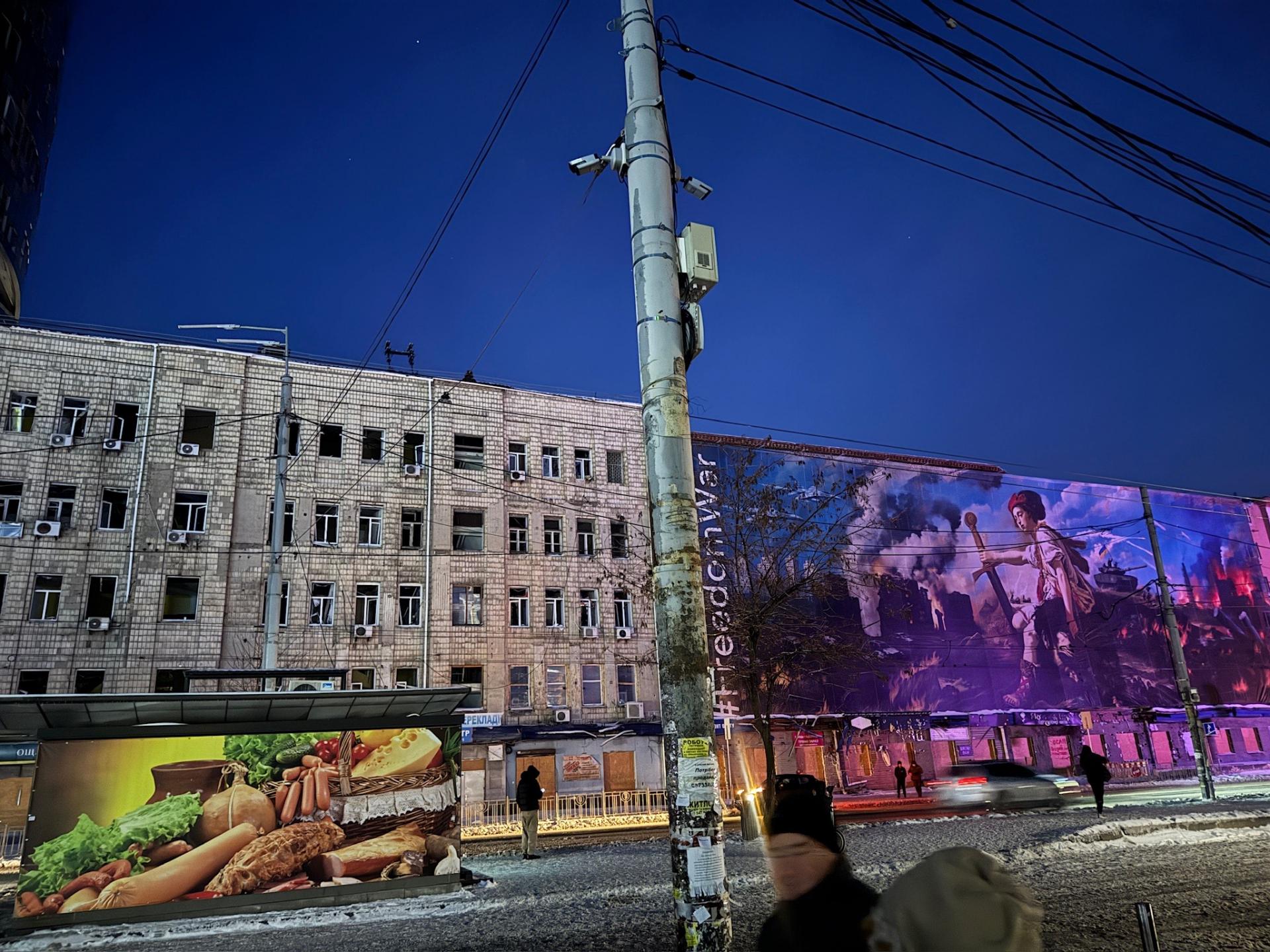 Kyjev, bombardované budovy prekryté plátnom