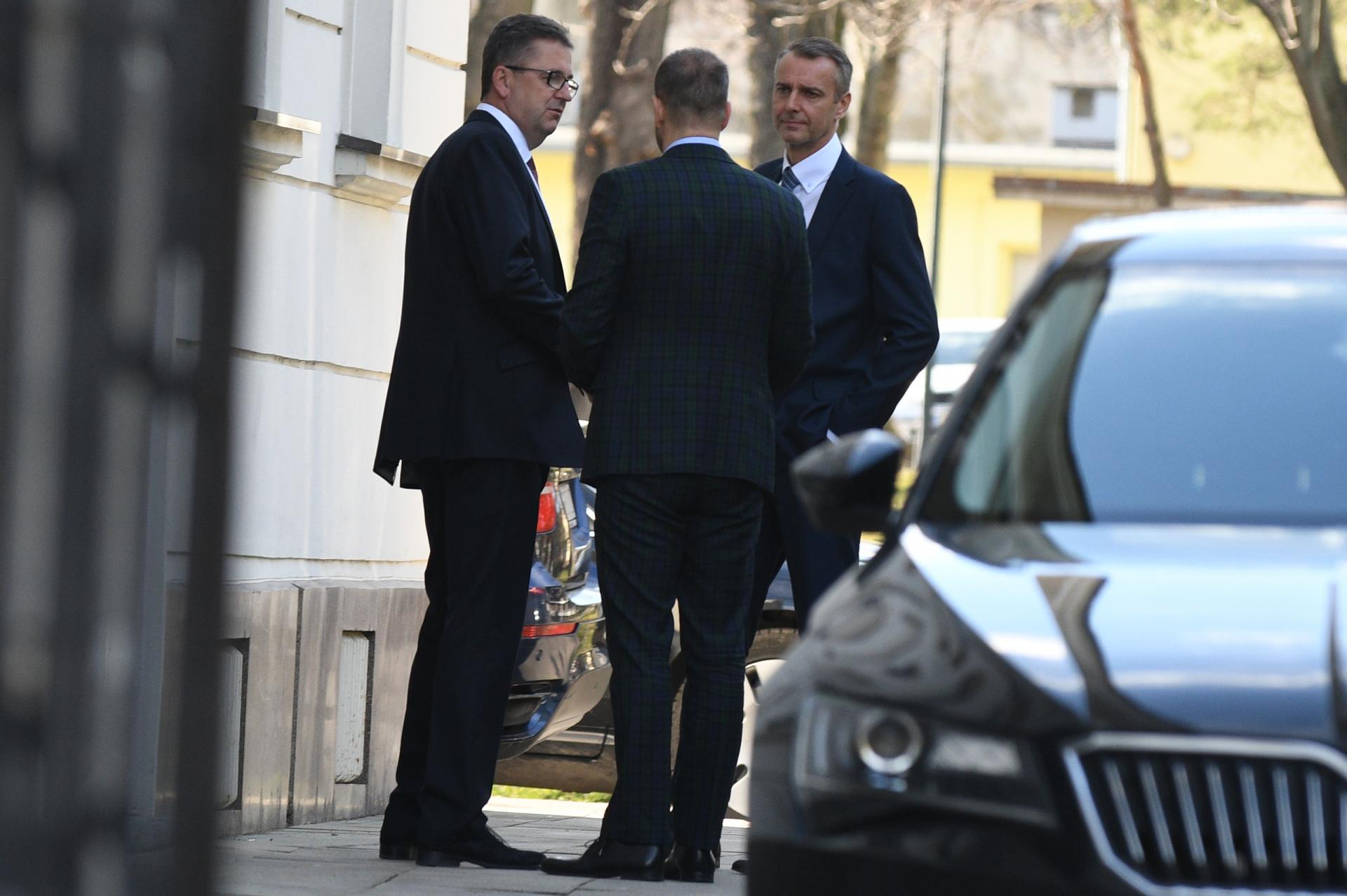 13. marec 2018 Bratislava: Martin Glváč (vľavo) a Richard Raši (vpravo) pred Úradom vlády SR počas rokovania koaličných partnerov k aktuálnej politickej situácii.