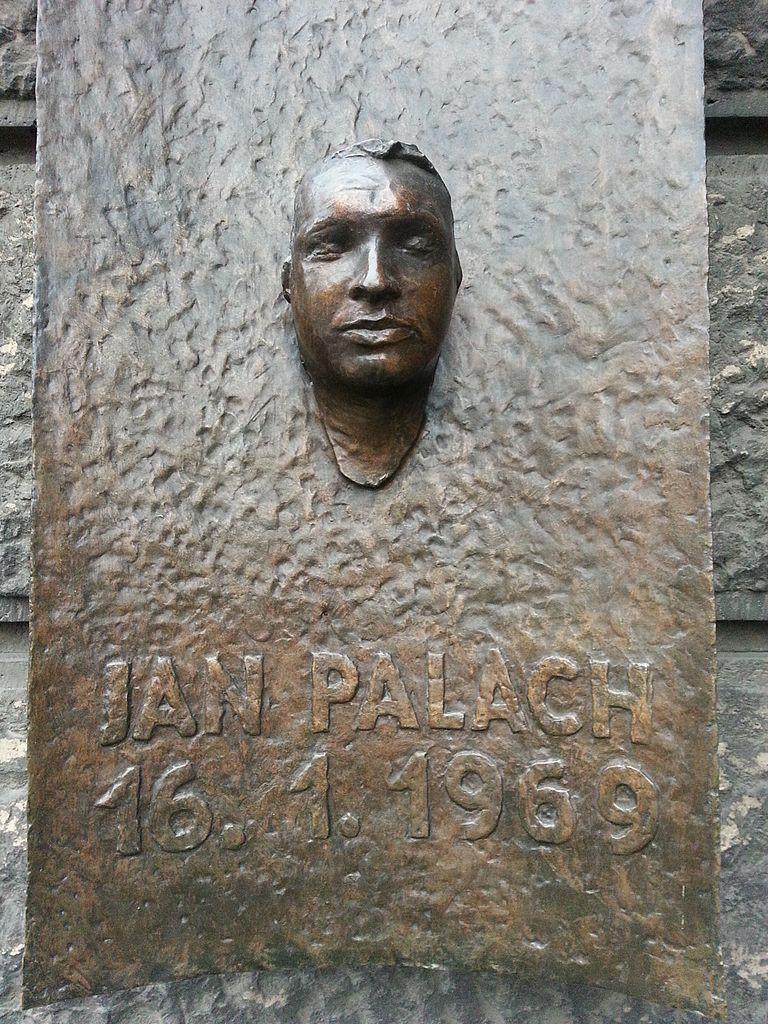Pamätník Jana Palacha na budove Filozofickej fakulty UK v Prahe.