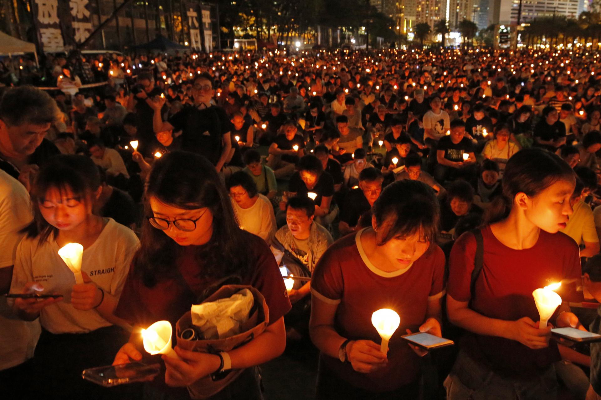 Tisíce ľudí si so sviečkami v rukách pripomenuli obete spred 30 rokov.