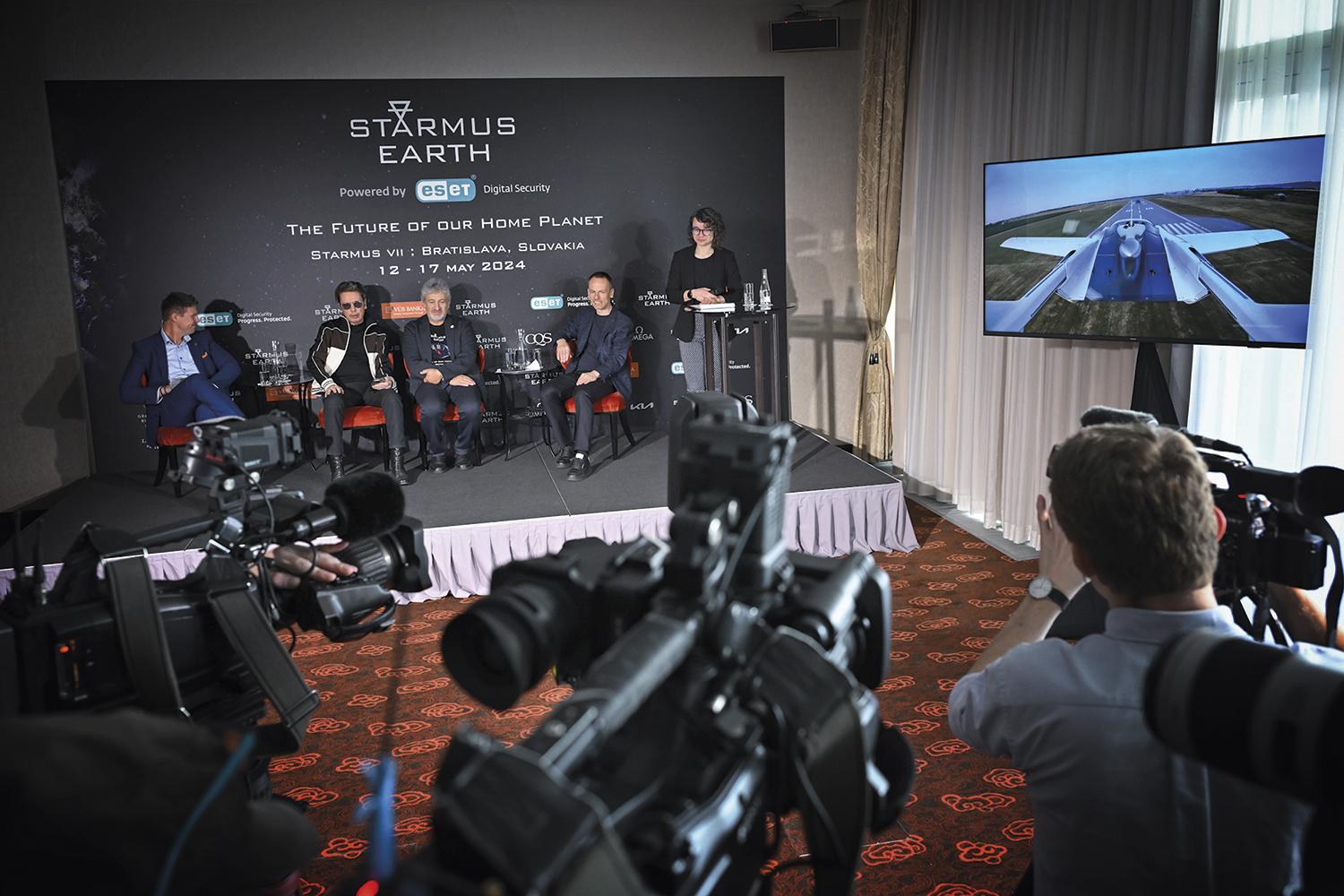 11. apríl 2024, Bratislava: Generálny riaditeľ VÚB banky Jozef Kausich, hudobník Jean-Michel Jarre, zakladateľ Starmus Garik Israelian a generálny riaditeľ ESET-u Richard Marko na tlačovke k festivalu Starmus.