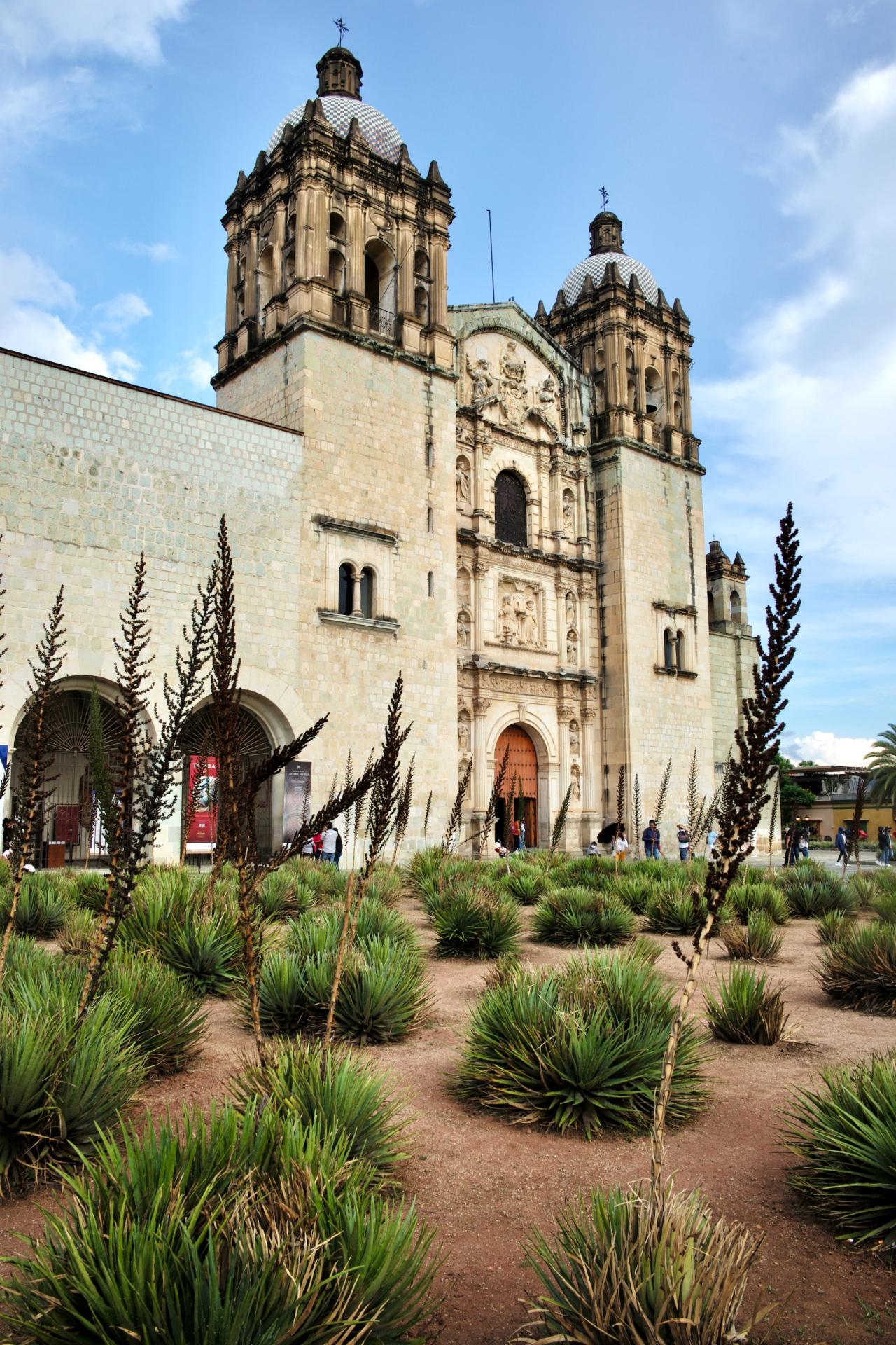 Kostol Santo Domingo de Guzmán vyzerá zvonku nenápadne.